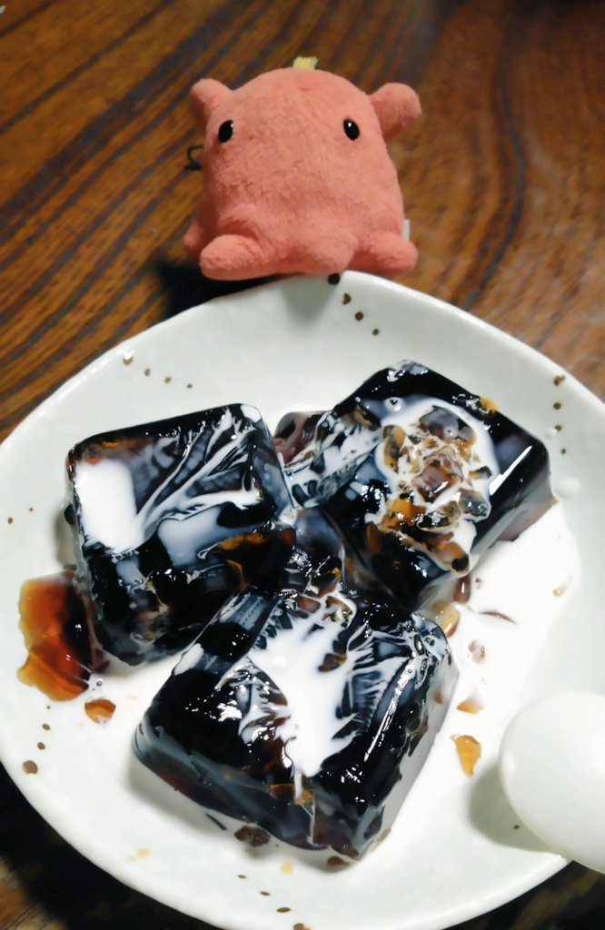 ebiyukie's tweet photo. 友人宅でもて余していた？ドリップ用のコーヒーを使って、製氷皿🧊でコーヒーゼリーを精製するも取り出しに失敗☕ https://t.co/4qnaxtJSxq