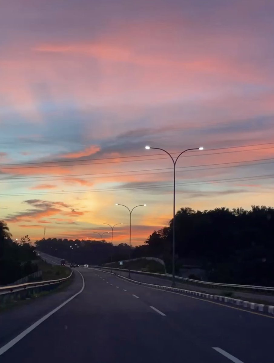 aracisoyo's tweet photo. Look at the sky guys! 🥹✨☁️🌈 https://t.co/ia4iOPq11w