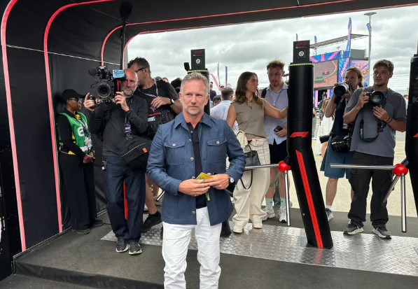 alemaru_F1's tweet photo. クリスチャン・ホーナー
昨年レッドブルを電撃解雇されて以来初

F1パドックに姿を現す https://t.co/ZJZaynM9xi