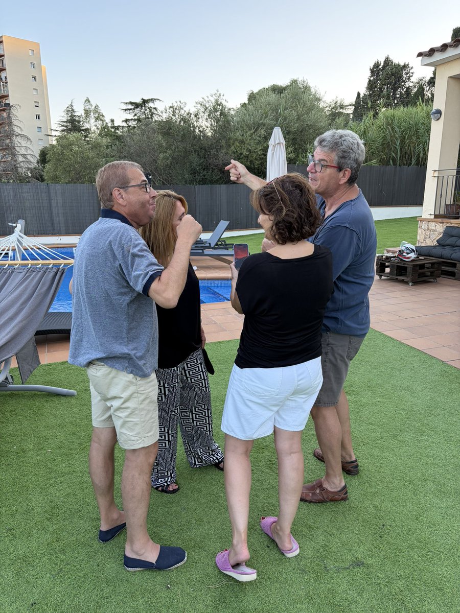 JVerayCama's tweet photo. Parlant amb veïns del Mas Ambrós de Calonge que varen passar una nit de nervis i avui visitant la zona cremada de la Creu. Abans amb el regidor @albertomasvila que ha estat al peu del canó des de divendres. Gracias por tu trabajo.
Agraint també la feina dels ADF i de tots els serveis d’extinció. Sembla que de moment l’incendi està estabilitzat, esperem que aviat sigui controlat.
Força als veïns i a tot l’operatiu. Han estat unes hores molt llargues!!!.