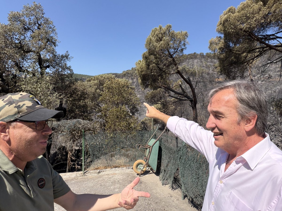 JVerayCama's tweet photo. Parlant amb veïns del Mas Ambrós de Calonge que varen passar una nit de nervis i avui visitant la zona cremada de la Creu. Abans amb el regidor @albertomasvila que ha estat al peu del canó des de divendres. Gracias por tu trabajo.
Agraint també la feina dels ADF i de tots els serveis d’extinció. Sembla que de moment l’incendi està estabilitzat, esperem que aviat sigui controlat.
Força als veïns i a tot l’operatiu. Han estat unes hores molt llargues!!!.
