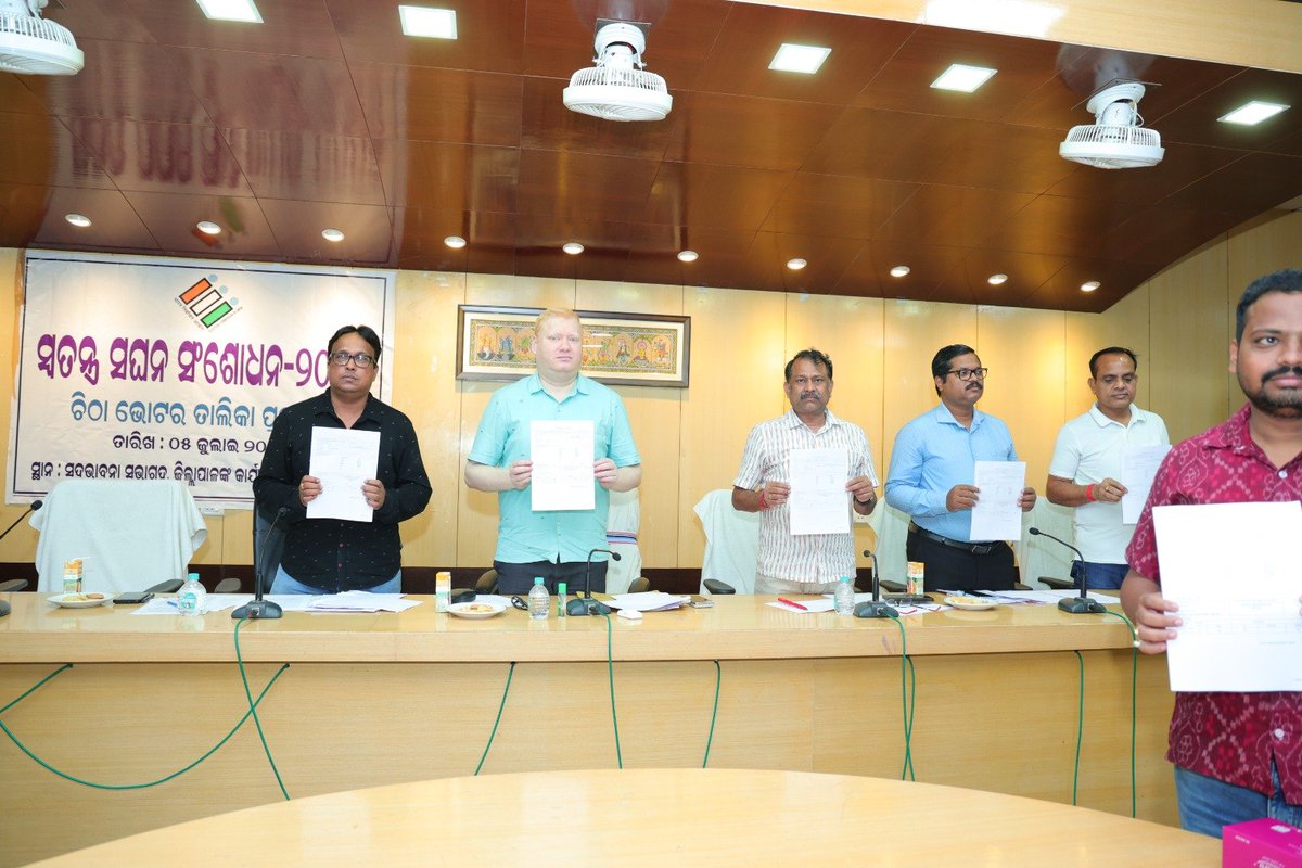 CollectorJspur's tweet photo. Publication of Draft Electoral Roll under SIR by Collector cum DEO, Jagatsinghpur in presence of all EROs , Representatives of various Political Parties  . On this occasion ,a Press briefing was also done by Collector . @OdishaCeo @ECISVEEP @IPR_Odisha https://t.co/BcAV1ESgME