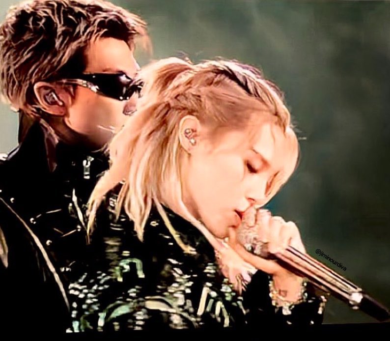 Janxsy's tweet photo. หนึ่งในสิ่งที่แฟนคลับรอดูมากที่สุดในอารีรังทัวร์ ขอบคุณน้องจีมิน ขอบคุณสไตลิสนูน่าที่สร้างสิ่งนี้ขึ้น ลุ้นพอๆกับเซอไพ้ซองคือวันนี้น้องจีมินจะทำผมทรงอะไร ขอบคุนน้องจีมินจริงๆที่อยากลองอะไรใหม่ๆอยู่เสมอ รักมาก รักผมบลอน ผมยาว ถักเปีย เววี่แฮร์ ไดร์ตรง รักหมดไม่ขอเลือก https://t.co/ypmPGbYBxS