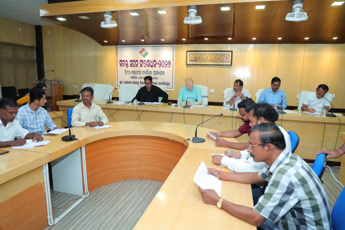 CollectorJspur's tweet photo. Publication of Draft Electoral Roll under SIR by Collector cum DEO, Jagatsinghpur in presence of all EROs , Representatives of various Political Parties  . On this occasion ,a Press briefing was also done by Collector . @OdishaCeo @ECISVEEP @IPR_Odisha https://t.co/BcAV1ESgME