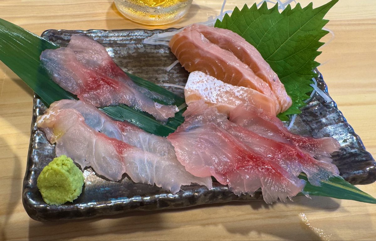 tetsuto_w's tweet photo. 滋賀遠征のラストは、新規開店の日が近づく湖魚料理専門店「大津うろこや」さん。湖魚を知り尽くした名板前の山本さんが、メジャーどころからレア物まで様々な琵琶湖の幸を食べさせてくれる。

最初に出てきたのはニゴロブナ、マナマズ、ビワマス、そしてSSRな在来コイ（鯉）の刺身！　いずれも歯応えと脂が最高だけど、在来コイがマジ美味すぎてやばかった！　

在来コイはヤマトゴイ（いま全国各地にいるコイで、古い時代に日本に移入されたと考えられている）より種として美味しいのか、それとも琵琶湖のものだから美味しいのか…