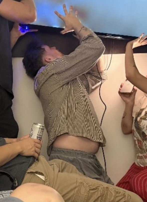 eddiesnipples's tweet photo. The baby bump 🥺 ryliver's week in Europe got freaky https://t.co/K21YOAzDPo