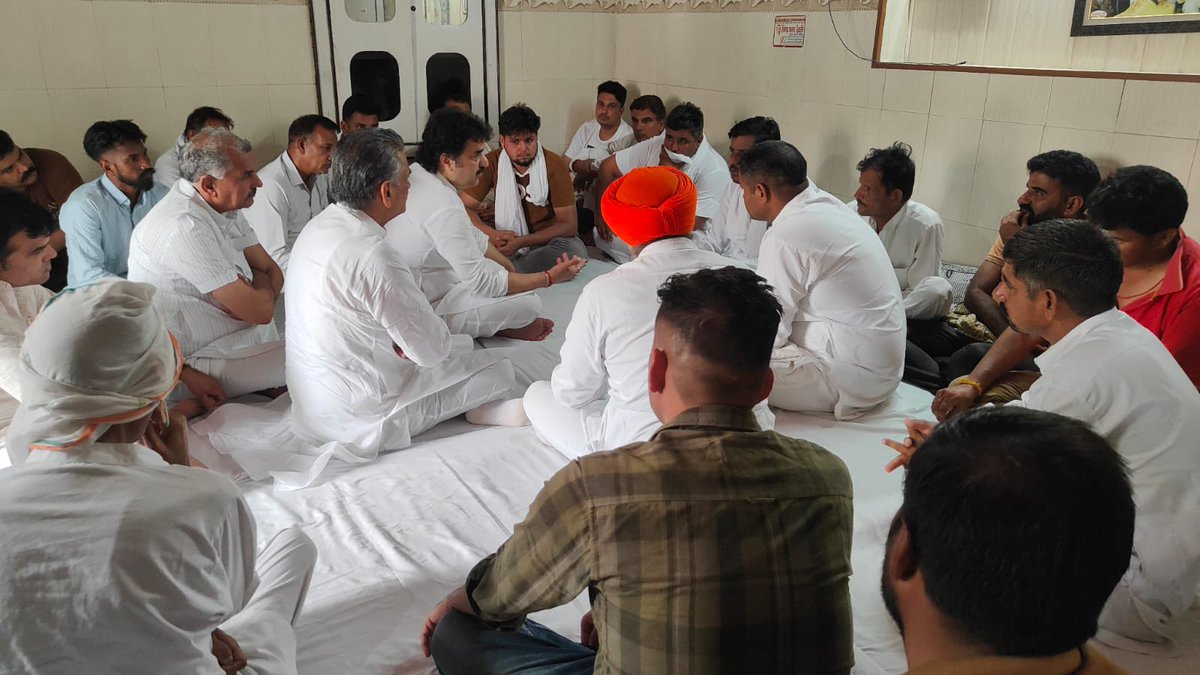 bishnoikuldeep's tweet photo. आज गांव खारा खेड़ी पहुंचकर हमारे पारिवारिक सदस्य एवं पूर्व सरपंच स्वर्गीय भाई राजेंद्र खिलेरी जी के आकस्मिक निधन पर गहरा शोक व्यक्त किया तथा शोकाकुल परिजनों से मिलकर उन्हें ढांढस बंधाया।
भाई राजेंद्र खिलेरी जी का असमय जाना मेरे लिए केवल व्यक्तिगत क्षति है। उनकी सादगी, मिलनसार व्यक्तित्व और समाज के प्रति समर्पण की स्मृतियां सदैव हमारे साथ रहेंगी। ईश्वर दिवंगत पुण्यात्मा को अपने श्रीचरणों में स्थान दें तथा शोकाकुल परिवार को इस अपार दुःख को सहन करने की शक्ति प्रदान करें।