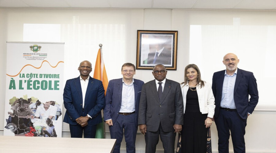 Yamoussouk6's tweet photo. Le ministère de l’Éducation en Côte d’Ivoire a échangé avec des partenaires privés sur un projet de numérisation de l’enseignement.L’initiative vise à renforcer les infrastructures numériques dans les écoles et à améliorer la qualité de l’apprentissage. 🇨🇮
#TransformationDigitale https://t.co/YYiicrCbzX