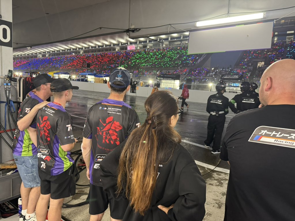 autoraceube_r's tweet photo. 5位完走しました。
ペナルティを受け、今回もまた悔しいレースになりました。光のグランドスタンドを見ながら、みんな言葉が出てきませんでした。

鈴鹿8耐でトップを走ったことで、たくさんの方に注目、応援を頂き、本当にありがとうございました。

#鈴鹿８耐 https://t.co/0phfU5QM1t