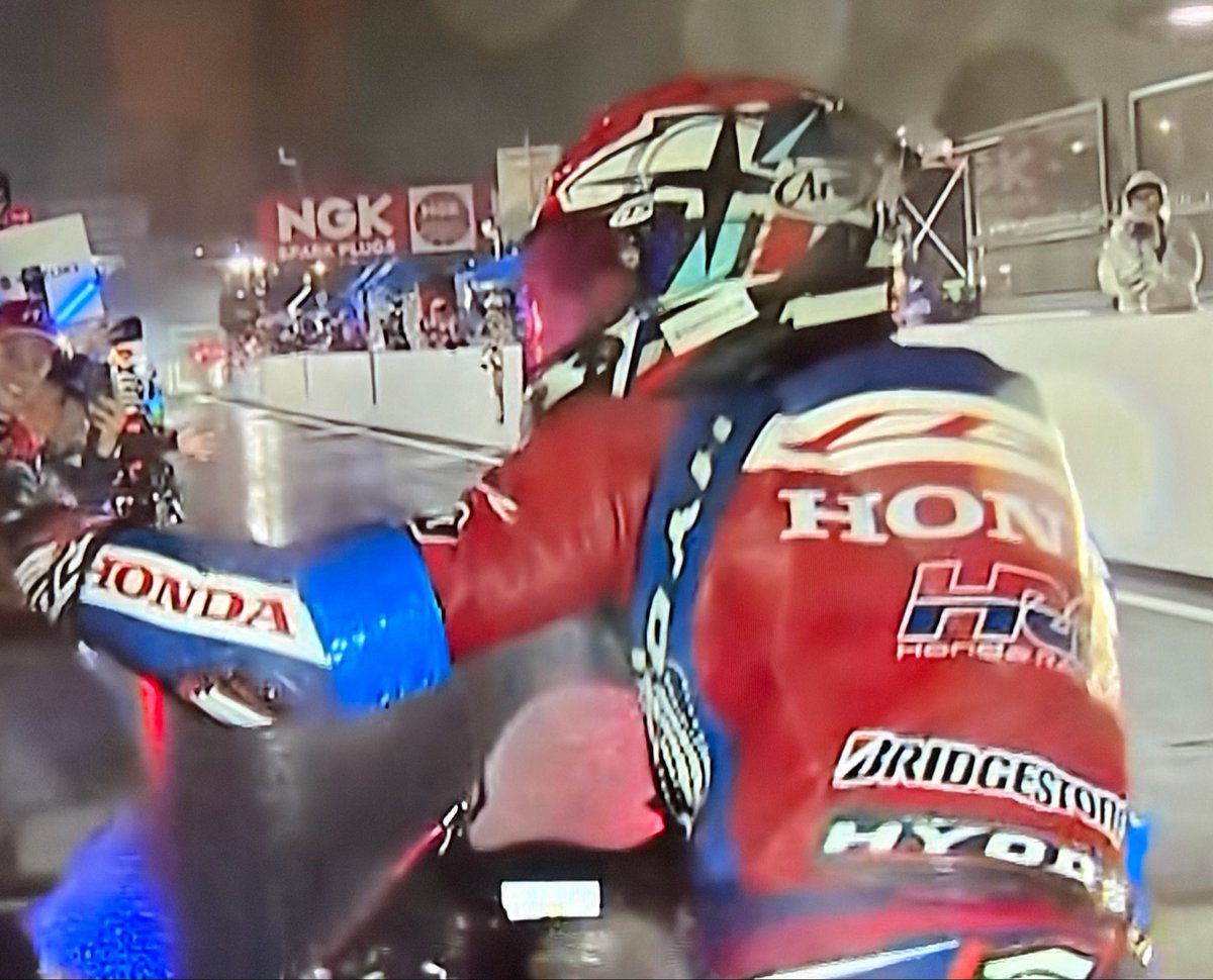 unchi53's tweet photo. 鈴鹿8耐はHONDA HRCが優勝
おめでとうございます🎉

高橋巧モデルのヘルメットを使用しているのでなんとなく嬉しくなるの法則
自分はレース素人ですが高橋巧さん8耐で8勝って凄すぎ‼️

#鈴鹿8耐 #TAKUMI #ARAI https://t.co/0xo58o9CNC