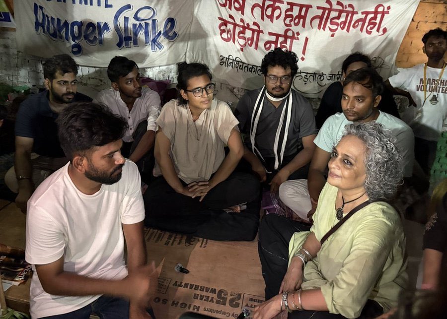 sandiipgandotra's tweet photo. Abhijeet Dipke is not here fighting for the rights of Students - he is here to extend the agenda of his godfather, Arvind Kejriwal!

The presence of Arundhati Roy at the CJP protest, who has been a fan girl of Yasin Malik and open supporter of a seprate Kashmir, now joins the CJP protest.

The youth of India who see a hope in Abhijeet Dipke should know who and what they are supporting. 

They don't want to get into the clutches of anti-nationals who want nothing, but a divided Bharat!
