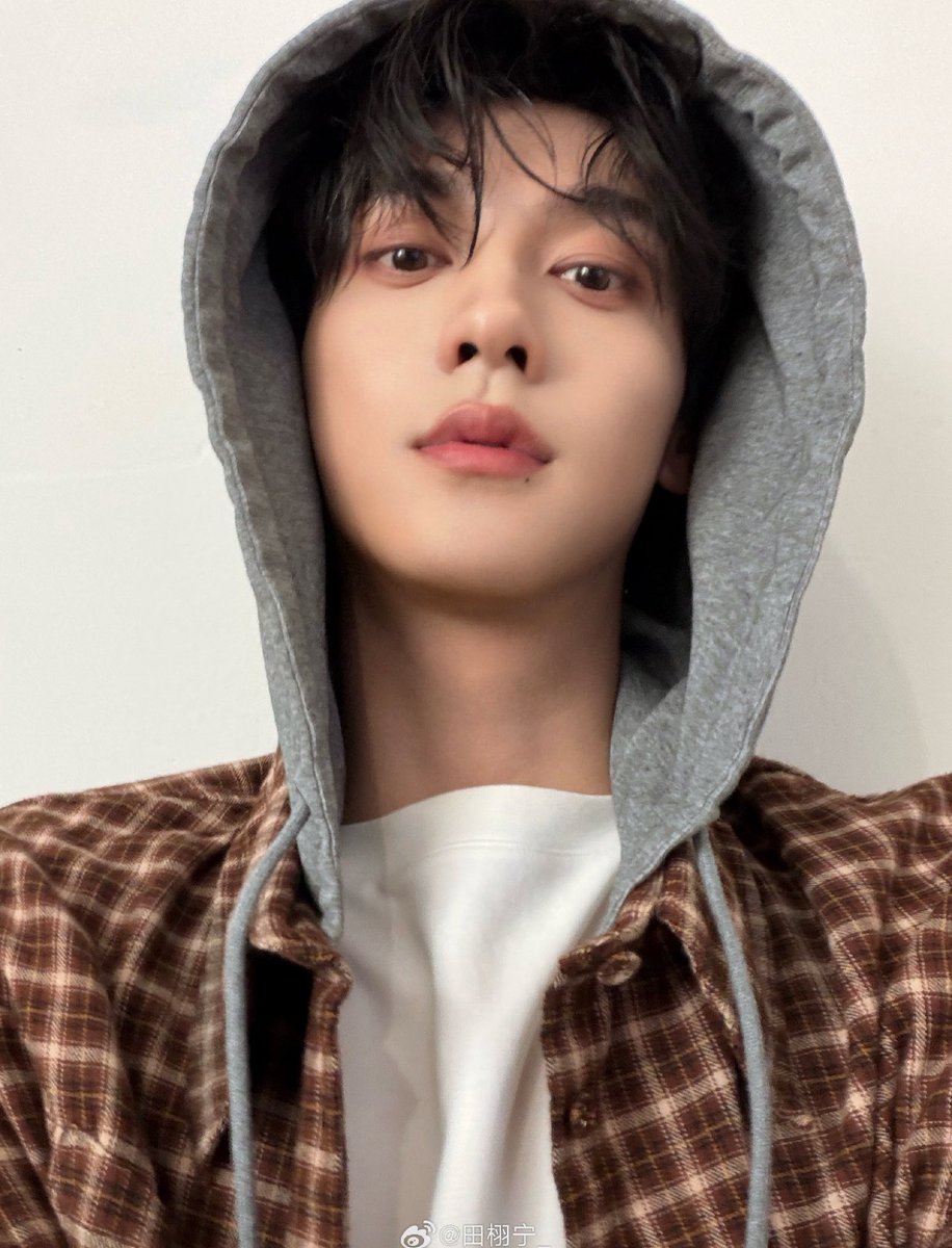 tianziyuz2's tweet photo. TIAN AND ZIYU HAVE BOTH POSTED ON WEIBO TODAY 🚬 https://t.co/y7MYc9qdSm