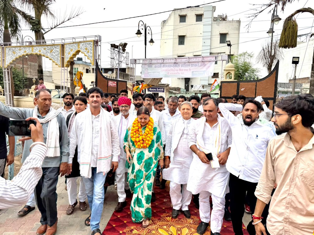 IndrajGurjarinc's tweet photo. आज कोटपूतली में जिला कांग्रेस कमेटी अनुसूचित जाति विभाग की जिला स्तरीय संगठनात्मक बैठक में शामिल हुआ। 

बैठक में संगठन की मजबूती, संगठन विस्तार तथा भाजपा सरकार के कार्यकाल में बढ़ती सामाजिक असमानता, दलित उत्पीड़न, पिछड़े, वंचित एवं आदिवासी समाज पर बढ़ते अत्याचार जैसे गंभीर विषयों पर विस्तृत एवं सार्थक चर्चा हुई।

हमारा स्पष्ट मानना है कि संविधान की रक्षा, सामाजिक न्याय, समान अवसर और हर वर्ग के सम्मान की लड़ाई कांग्रेस पार्टी की मूल विचारधारा रही है और आगे भी पूरी प्रतिबद्धता के साथ जारी रहेगी। समाज के अंतिम पंक्ति में खड़े व्यक्ति को न्याय दिलाना ही हमारा संकल्प है।

इस महत्वपूर्ण बैठक में मुख्य अतिथि के रूप में कांग्रेस एससी विभाग की प्रदेशाध्यक्ष एवं पूर्व मंत्री आदरणीया श्रीमती ममता भूपेश जी, एससी विभाग राजस्थान के प्रभारी एवं मध्यप्रदेश के पूर्व मंत्री आदरणीय श्री महेंद्र जी बौद्ध, मुंडावर विधायक श्री ललित यादव जी, पूर्व संसदीय सचिव श्री रामस्वरूप कसाणा जी, बहरोड़ से कांग्रेस प्रत्याशी रहे श्री संजय यादव जी, पीसीसी महासचिव श्री देव कसाणा जी, एससी विभाग के संभाग प्रभारी श्री विकास नागर जी, जिला प्रभारी श्री कमलेश बैरवा जी, कार्यक्रम आयोजक एवं कांग्रेस एससी विभाग कोटपूतली-बहरोड़ के जिलाध्यक्ष श्री तारा पूतली जी, कार्यकारी जिलाध्यक्ष श्री सतीश माण्डिया जी, जिलाध्यक्ष अल्पसंख्यक श्री मुनानुद्दीन कुरैशी जी, सेवादल जिलाध्यक्ष श्री रघुवीर सिंह यादव जी, जिलाध्यक्ष नगर निकाय श्री हनुमान सैनी जी, महिला कांग्रेस जिलाध्यक्ष श्रीमती मंजू रावत जी, ब्लॉक अध्यक्ष श्री प्रकाश चंद सैनी (पूर्व चेयरमैन) जी, ब्लॉक अध्यक्ष नारेहड़ा श्री सतीश निमोरिया जी, संगठन महामंत्री (ORG) श्री वी. के. नवल जी, पूर्व ब्लॉक अध्यक्ष श्री गोकुल चंद आर्य जी, जिलाध्यक्ष सरपंच संघ श्री मेहर सिंह धनखड़ जी, प्रदेश सरपंच संघ उपाध्यक्ष श्री जगमाल सिंह यादव जी सहित संगठन के वरिष्ठ पदाधिकारियों एवं कार्यकर्ताओं की गरिमामयी उपस्थिति रही।

सामाजिक न्याय की लड़ाई जारी रहेगी, संविधान की आवाज़ बुलंद रहेगी और हर शोषित, वंचित एवं कमजोर वर्ग के अधिकारों की रक्षा के लिए कांग्रेस का संघर्ष निरंतर चलता रहेगा।

जय हिंद।
जय संविधान।
जय कांग्रेस।

@INCIndia @INCRajasthan
@RahulGandhi @kharge
@SachinPilot @GovindDotasra
@mamta_bhupesh
#IndrajGurjar #ViratNagar #Kotputli_Bahroad #INC