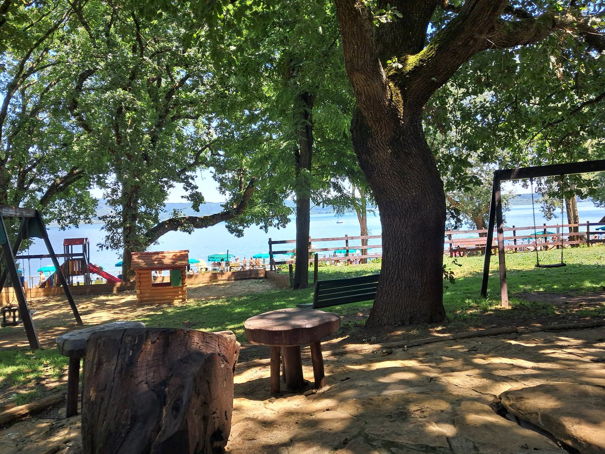 quartobloccoRo's tweet photo. Bel posto sto lago di vico, mi sa che mi ci compro na' casetta https://t.co/uyYm0xxJsZ