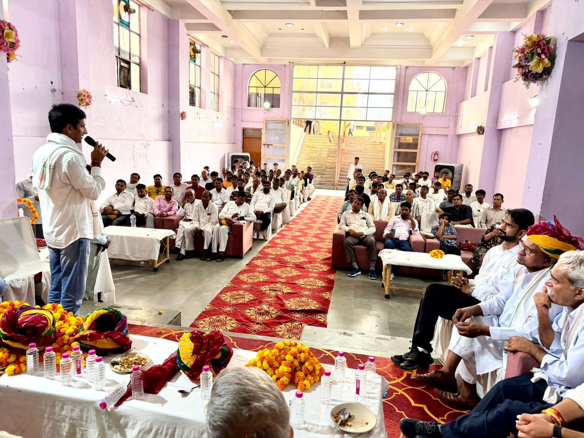 IndrajGurjarinc's tweet photo. आज कोटपूतली में जिला कांग्रेस कमेटी अनुसूचित जाति विभाग की जिला स्तरीय संगठनात्मक बैठक में शामिल हुआ। 

बैठक में संगठन की मजबूती, संगठन विस्तार तथा भाजपा सरकार के कार्यकाल में बढ़ती सामाजिक असमानता, दलित उत्पीड़न, पिछड़े, वंचित एवं आदिवासी समाज पर बढ़ते अत्याचार जैसे गंभीर विषयों पर विस्तृत एवं सार्थक चर्चा हुई।

हमारा स्पष्ट मानना है कि संविधान की रक्षा, सामाजिक न्याय, समान अवसर और हर वर्ग के सम्मान की लड़ाई कांग्रेस पार्टी की मूल विचारधारा रही है और आगे भी पूरी प्रतिबद्धता के साथ जारी रहेगी। समाज के अंतिम पंक्ति में खड़े व्यक्ति को न्याय दिलाना ही हमारा संकल्प है।

इस महत्वपूर्ण बैठक में मुख्य अतिथि के रूप में कांग्रेस एससी विभाग की प्रदेशाध्यक्ष एवं पूर्व मंत्री आदरणीया श्रीमती ममता भूपेश जी, एससी विभाग राजस्थान के प्रभारी एवं मध्यप्रदेश के पूर्व मंत्री आदरणीय श्री महेंद्र जी बौद्ध, मुंडावर विधायक श्री ललित यादव जी, पूर्व संसदीय सचिव श्री रामस्वरूप कसाणा जी, बहरोड़ से कांग्रेस प्रत्याशी रहे श्री संजय यादव जी, पीसीसी महासचिव श्री देव कसाणा जी, एससी विभाग के संभाग प्रभारी श्री विकास नागर जी, जिला प्रभारी श्री कमलेश बैरवा जी, कार्यक्रम आयोजक एवं कांग्रेस एससी विभाग कोटपूतली-बहरोड़ के जिलाध्यक्ष श्री तारा पूतली जी, कार्यकारी जिलाध्यक्ष श्री सतीश माण्डिया जी, जिलाध्यक्ष अल्पसंख्यक श्री मुनानुद्दीन कुरैशी जी, सेवादल जिलाध्यक्ष श्री रघुवीर सिंह यादव जी, जिलाध्यक्ष नगर निकाय श्री हनुमान सैनी जी, महिला कांग्रेस जिलाध्यक्ष श्रीमती मंजू रावत जी, ब्लॉक अध्यक्ष श्री प्रकाश चंद सैनी (पूर्व चेयरमैन) जी, ब्लॉक अध्यक्ष नारेहड़ा श्री सतीश निमोरिया जी, संगठन महामंत्री (ORG) श्री वी. के. नवल जी, पूर्व ब्लॉक अध्यक्ष श्री गोकुल चंद आर्य जी, जिलाध्यक्ष सरपंच संघ श्री मेहर सिंह धनखड़ जी, प्रदेश सरपंच संघ उपाध्यक्ष श्री जगमाल सिंह यादव जी सहित संगठन के वरिष्ठ पदाधिकारियों एवं कार्यकर्ताओं की गरिमामयी उपस्थिति रही।

सामाजिक न्याय की लड़ाई जारी रहेगी, संविधान की आवाज़ बुलंद रहेगी और हर शोषित, वंचित एवं कमजोर वर्ग के अधिकारों की रक्षा के लिए कांग्रेस का संघर्ष निरंतर चलता रहेगा।

जय हिंद।
जय संविधान।
जय कांग्रेस।

@INCIndia @INCRajasthan
@RahulGandhi @kharge
@SachinPilot @GovindDotasra
@mamta_bhupesh
#IndrajGurjar #ViratNagar #Kotputli_Bahroad #INC