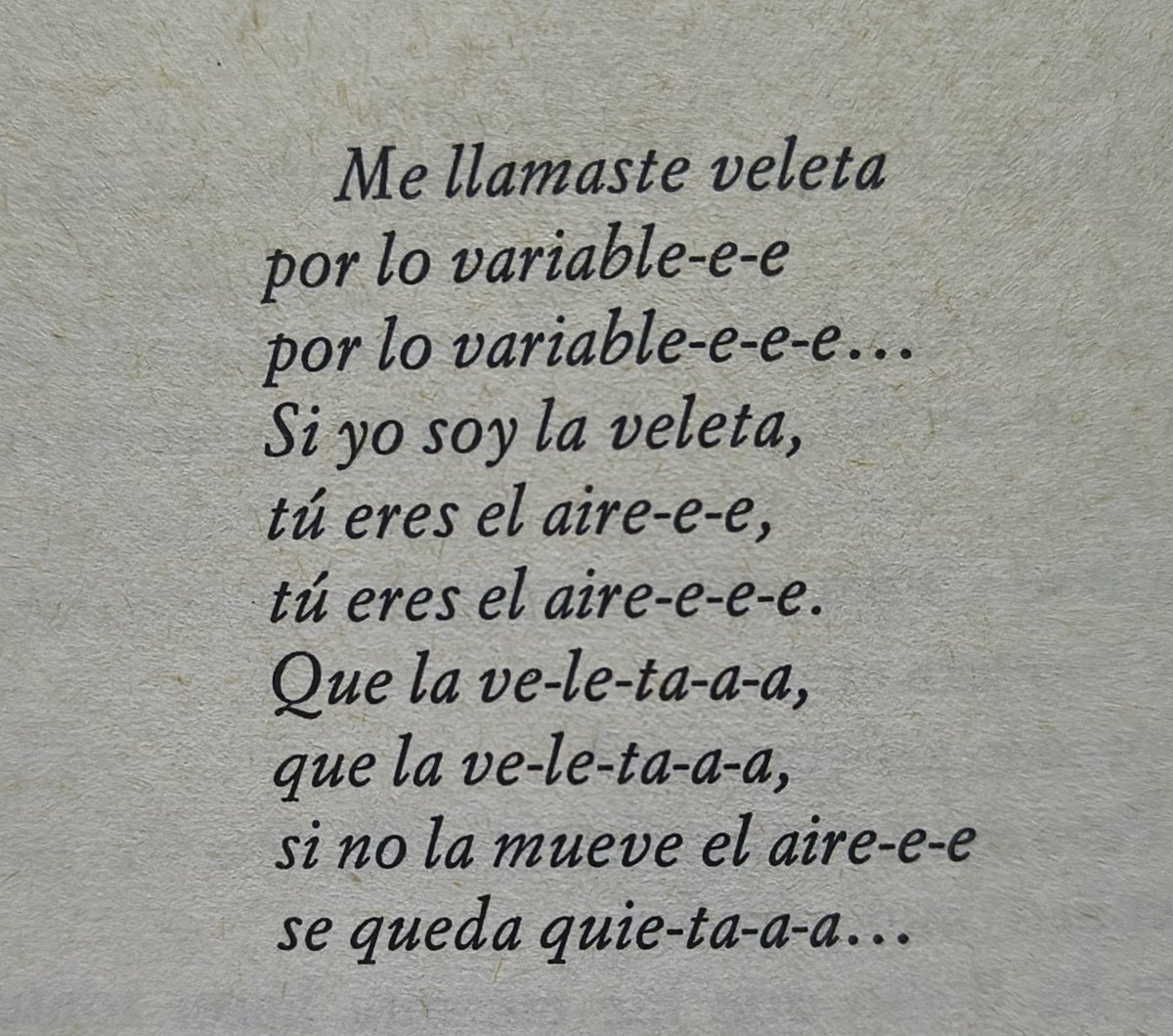 GabrielR418's tweet photo. No, tú nunca dijiste que hay primavera
En las rosas ocultas de tu rosal
Ni yo debo mirarte de otra manera
Que mirarte de lejos y nada más

Y así pasas a veces tranquila y bella,
Así como esta noche te vi pasar
Mas yo debo mirarte como una estrella
Que se mira de lejos y nada más. https://t.co/wvEPFrXLkB