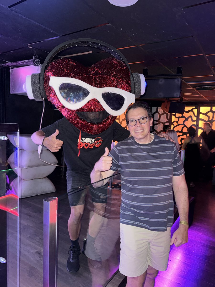 OldschoolMolins's tweet photo. 📸 Con la mascota de El Tardeo 90’s ayer sábado en la discoteca La Fira Casanova de Barcelona. 🤪🎉🕺
#eltardeo90s #mascota #noventeros #lafiracasanova #barcelona https://t.co/NffQXls65m