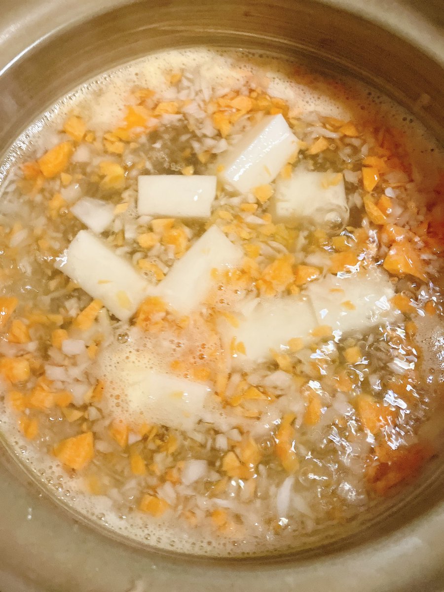 KS_rooter's tweet photo. にんじんと玉ねぎを煮て、切り餅と砕いたチキンラーメンを入れる https://t.co/q4b1X8MPg8