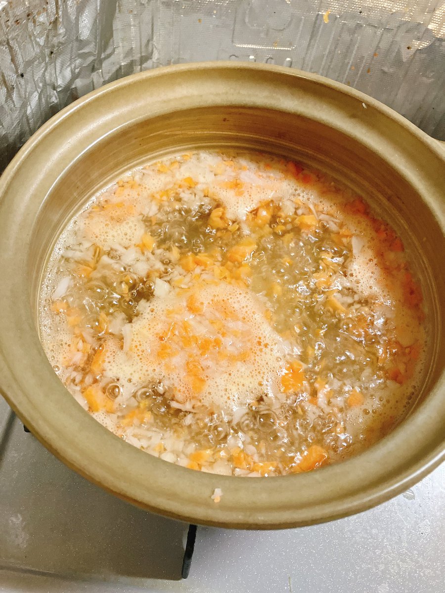 KS_rooter's tweet photo. にんじんと玉ねぎを煮て、切り餅と砕いたチキンラーメンを入れる https://t.co/q4b1X8MPg8