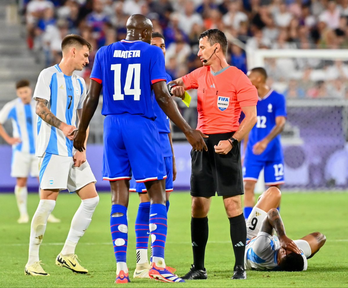 ActuFoot_'s tweet photo. 🚨 M. Tantashev, l’arbitre du match Paraguay 🇵🇾 - 🇫🇷 France, AVAIT ARBITRÉ France 🇫🇷 - 🇦🇷 Argentine lors des JO 2024 et il s’était déjà FAIT REMARQUER. 🥶

Le climat de la rencontre était tendu et l’arbitre avait distribué 10 cartons jaunes (5 côté français et 5 côté argentin) et 1 carton rouge. 🟨🟥

La France 🇫🇷 s’était aussi imposé 1-0. ✅

🗞️ @lequipe