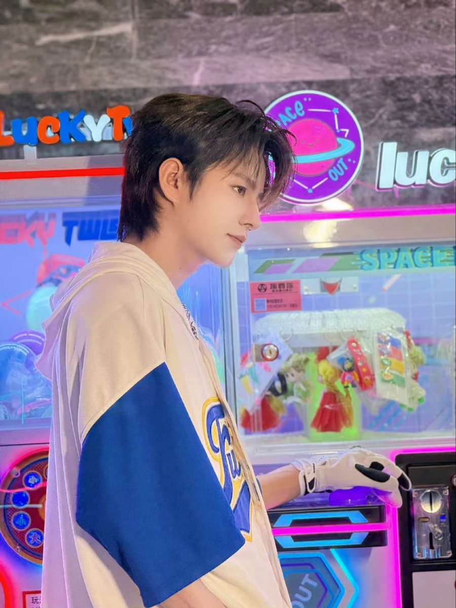 LEVINDONESIA's tweet photo. 050726 Wang Zihao LE'V Update (2)

Aku lagi di jalan nih, tungguin aku ya, sebentar lagi sampai!

#LEV #레비 #レビ
#WangZihao #왕즈하오 #王子浩 #ズハオ @LEV_Official_ https://t.co/Hp2BD9ZOhr