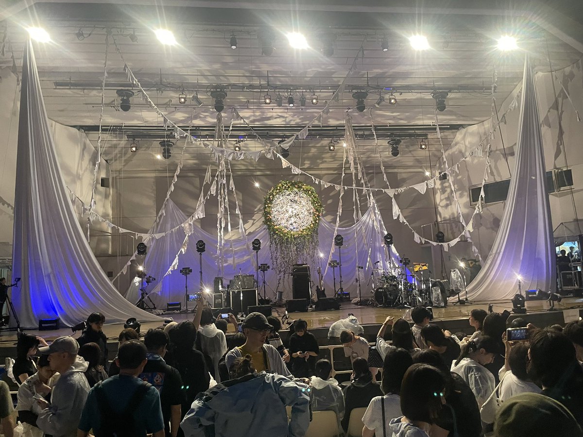 Regal_neko's tweet photo. 一曲目うつくしいひとでそれまでの豪雨が急に止み、途中60Wからの激しい曲ゾーンで雨降り出したの演出？？？？神？？？ https://t.co/PXtpXQec0D