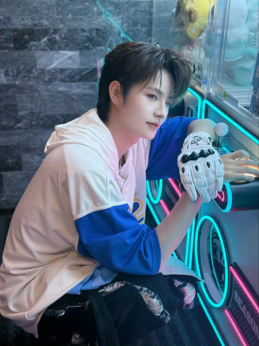 LEVINDONESIA's tweet photo. 050726 Wang Zihao LE'V Update (3)

Aku lagi di jalan nih, tungguin aku ya, sebentar lagi sampai!

#LEV #레비 #レビ
#WangZihao #왕즈하오 #王子浩 #ズハオ @LEV_Official_ https://t.co/DewvTfbfD9