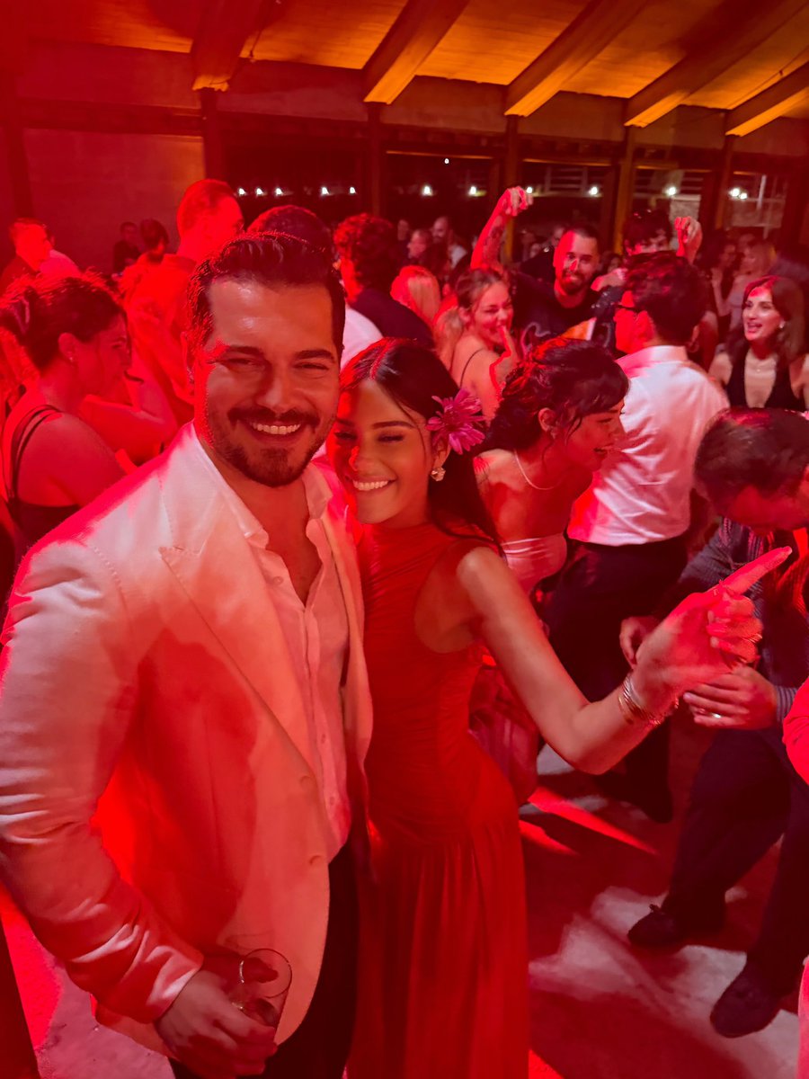 cagatayyfanclub's tweet photo. Mali Şimşek &amp; Berfin Yaren Bilgin'in düğününden; Çağatay Ulusoy, İlknur Şeref ve Aslıhan Malbora
🔗 Sibel Şeref Coşkun, Instagram’da paylaştı. https://t.co/kehKQ1u9cv