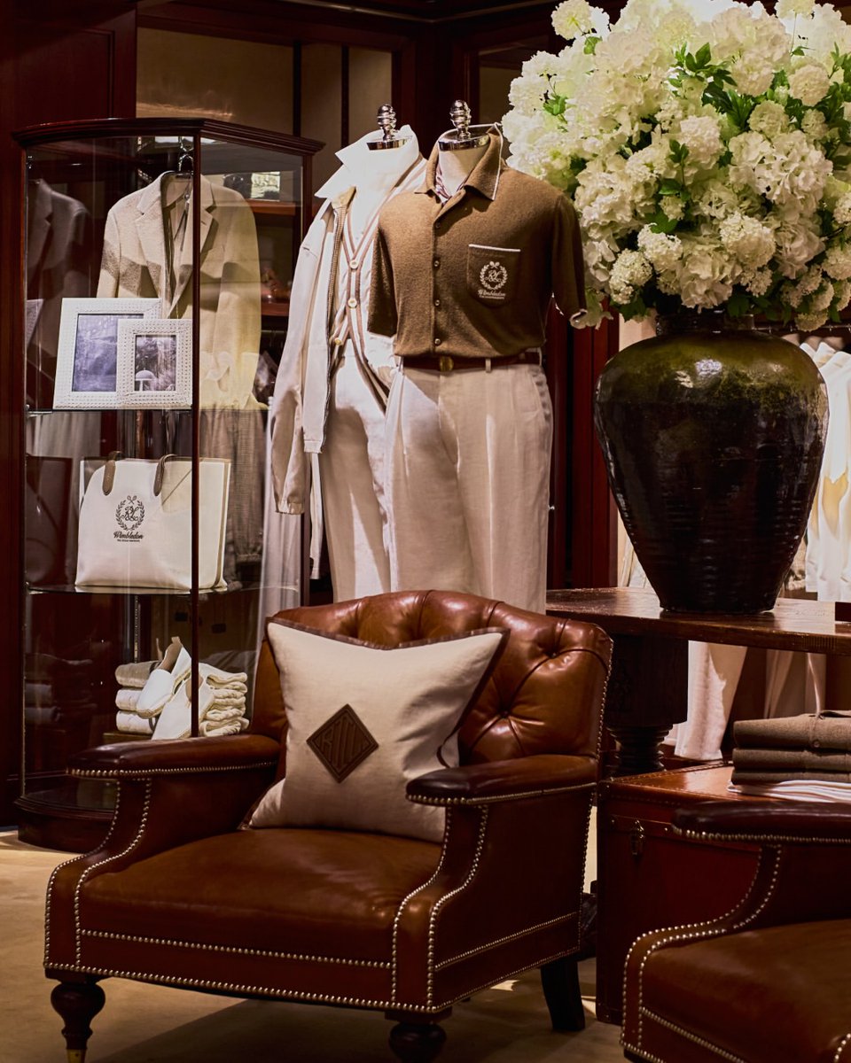 cppluxury's tweet photo. RALPH LAUREN unveils Wimbledon theme at its flagship store in London at Bond Street

#RalphLauren #London #Wimbledon #luxuryfashion #luxury #fashion #tennis #luxuryretail #luxuryboutique @RalphLauren https://t.co/wkMZIsHYBZ