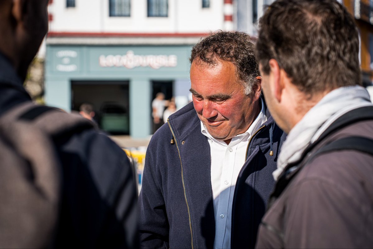 SimonUzenat's tweet photo. ⬛️ La disparition brutale hier soir, à 58 ans, de Dominique Rousselot, Maire de Locmaria, est un choc. L’émotion et la tristesse se conjuguent au profond sentiment d’injustice qui étreint toutes celles et ceux, si nombreux, qui avaient la chance de le connaître et de l’aimer. 
 
À chacun de mes déplacements à Belle-Île, nous avions le plaisir de nous retrouver. La joie d’échanges passionnés pour faire avancer des projets concrets au service de l’intérêt général le disputait à l’assurance de partager d’inoubliables moments d’amitié. Défenseur acharné des singularités insulaires, Dominique avait à cœur d’élever ses combats au rang d’exemples pour rendre la République fidèle à sa promesse d’égalité.
 
Élu à Locmaria depuis 2014 d’abord comme adjoint puis comme Maire à partir de 2020, Dominique a été réélu dans un très large consensus en mars dernier. Sur terre comme sur mer, il savait rassembler. C’était un homme de liens, entre les gens, entre l’île et le continent lui qui travaillait pour les compagnies qui assurent les dessertes maritimes. 
 
Ce rugbyman émérite savait plonger dans la mêlée avec un sens du collectif qui forçait l’admiration. Prendre soin de nos concitoyens n’était pas un slogan mais l’engagement d’une vie pour ce bénévole infatigable à la SNSM et ce Maire qui se mobilisait sans relâche autour des priorités qui rassemblent : logement à l’année, accès aux soins, préservation de la terre agricole ou encore défense des services publics pour toutes les générations. 
 
Il était de ces bâtisseurs et de ces passeurs de confiance qui font grandir celles et ceux qui les entourent, qui ensoleillent les journées maussades et transforment les déclarations d’avenir meilleur en actes quotidiens.
 
Belle-Île-en-Mer perd l’un de ses serviteurs les plus dévoués et le Morbihan un grand élu, « le Maire de tous » comme il aimait à le rappeler. Tous, nous le pleurons aujourd’hui. À son épouse Sylvie, à leurs deux fils ainsi qu’à tous leurs proches, à ses collègues Maires et conseillers municipaux bellilois, j’adresse mes plus fraternelles condoléances.