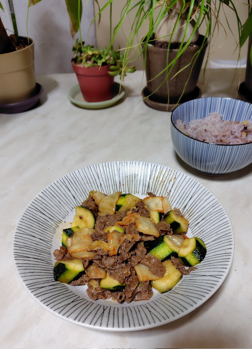 kgonn02's tweet photo. 今夜もHappy Cooking！
今日は、牛肉とズッキーニのキムチ炒めを作りました😃
味付けは醤油がメイン。
いただきます！ https://t.co/soa1fl7qZx