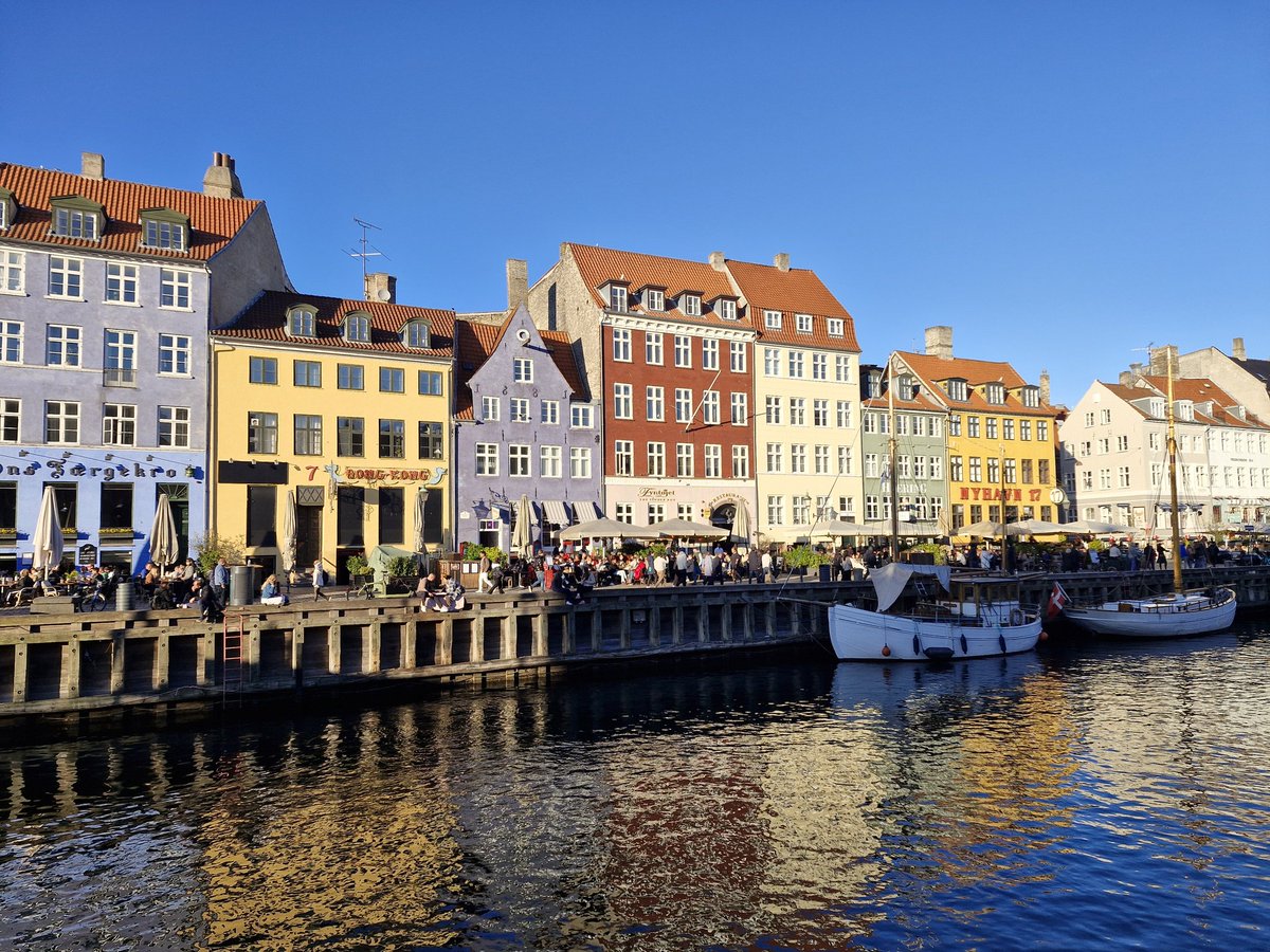 nvisible1's tweet photo. #kopenhag #copenhagen #nyhavn renkli evleri gerçekten muazzam.. https://t.co/EZSK8na2kb