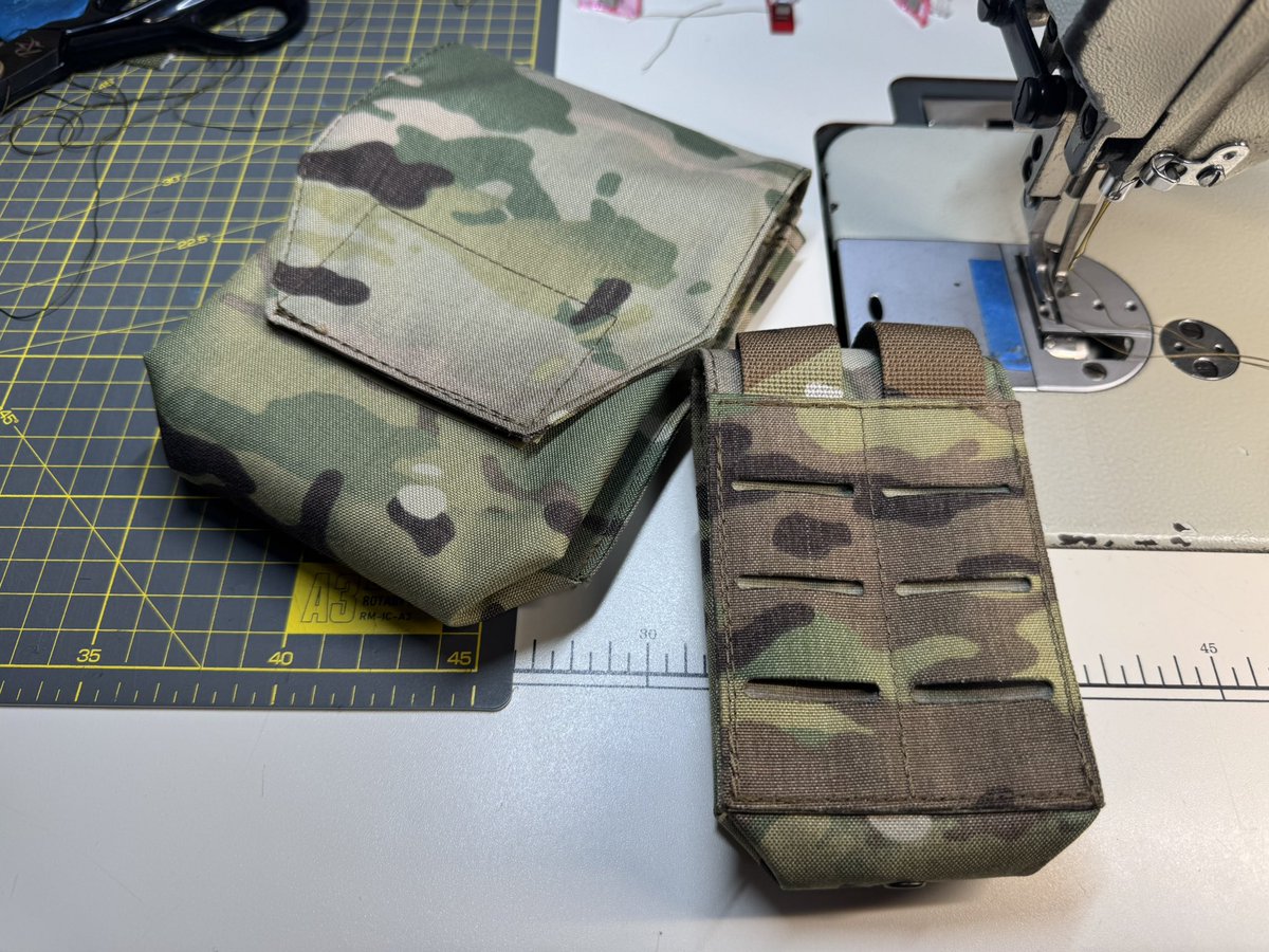 sewkawa's tweet photo. しれっと導入しましたレーザーカッター
便利すぎる
折角なので、JSTAとKitten pouchを作製

裁断の工程が遥かに楽になった
ただ、生地を余す事なく使うのにはもう少し型紙等の最適化が必要そう https://t.co/x76hNPvCN9