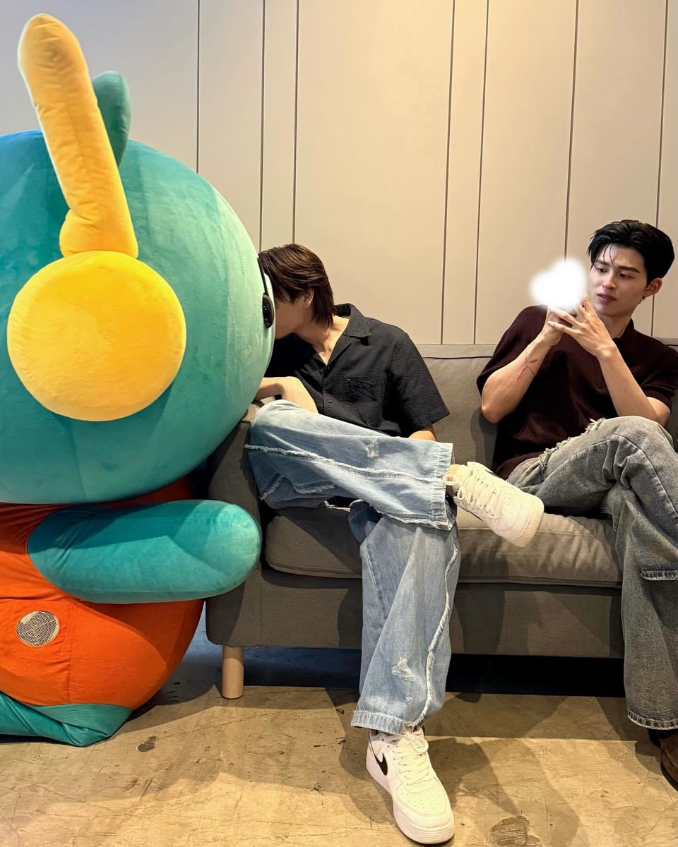 iwishfordaisy's tweet photo. ฮืออออตอนนี้นี่นา พ่อพ่อเอาหน้าจุ่มพิเพิ่มแล้วท่านปอนด์แอบถ่ายไว้ น่ารักไม่ไหวแล้ว ㅠㅠㅠㅠㅠㅠㅠㅠㅠㅠㅠ 😭😭🤍🤍 https://t.co/LS2U47h8A1