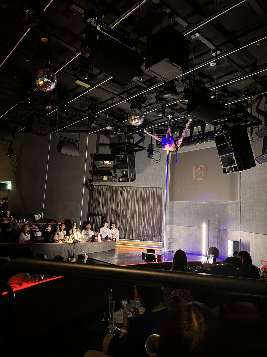soootani's tweet photo. ポールダンスの発表会。終盤は先生やゲストによるハイレベルの演技で大盛り上がり。この３時間前に、家内も振り切ったパフォーマンスを。過去イチ笑わせてもらった。 https://t.co/MrGju1PN8L