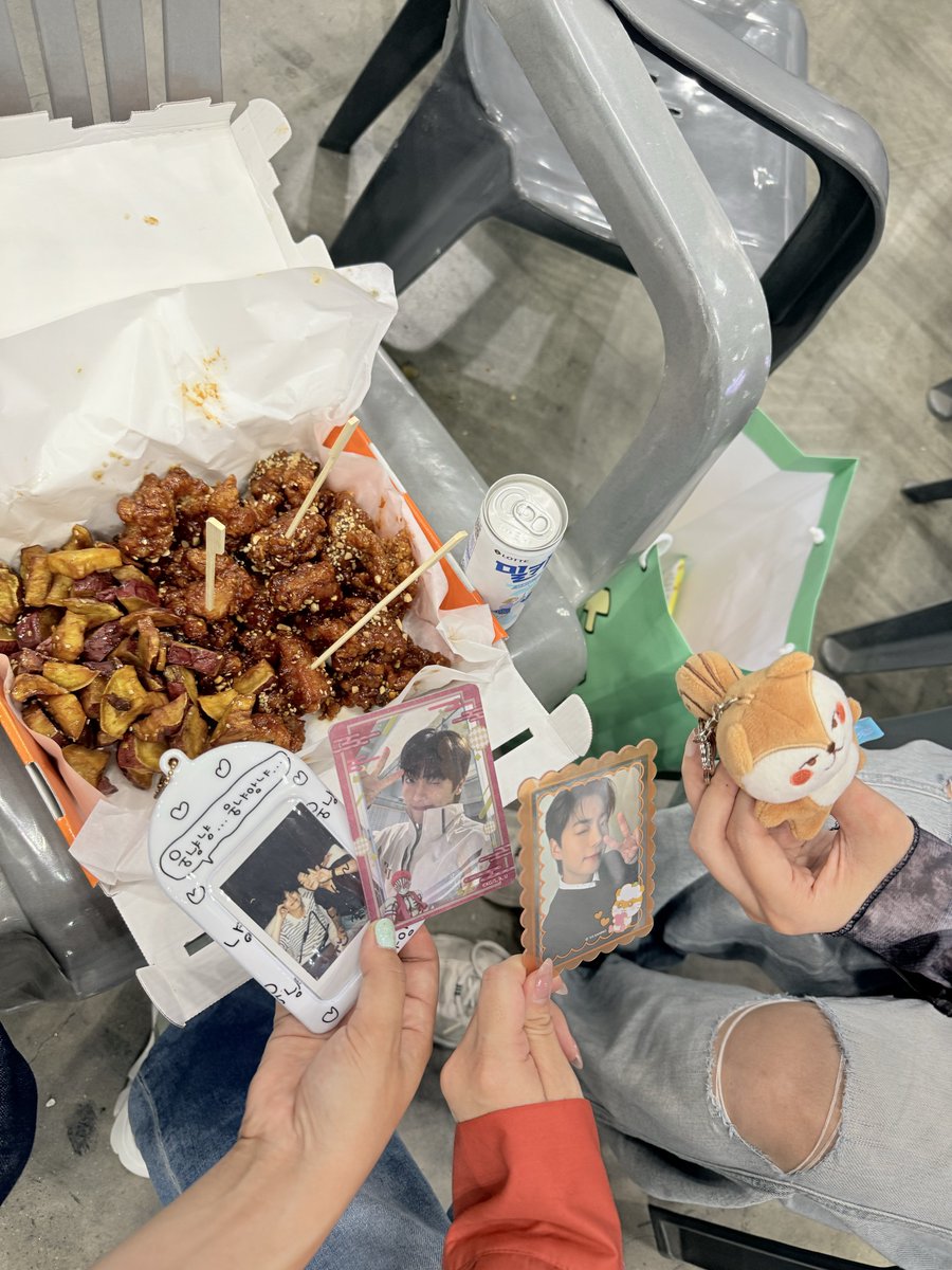_byoltory's tweet photo. 일산에선 우연히 바마몬 엠카 첫 사녹때 갔던 투썸을 가거나 관광박람회에선 가본적 없는 시와 군 부스에서 개임하거나 얘기하는것이
너무 재밌었고 선물도 많이 받고 즐거웠다~ 난 최애 캐릭터는 와와(사진), 왜냐면 민균 닮았으니까(?) 무대도 오랜만에 보고 너무 좋았구 공팬도 첫 경험! 추억추억~ https://t.co/v2sm517ILm