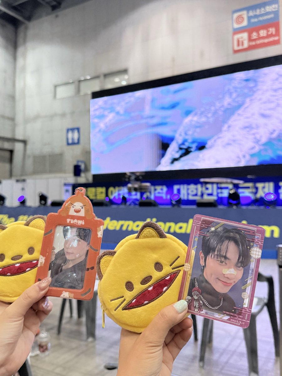 _byoltory's tweet photo. 일산에선 우연히 바마몬 엠카 첫 사녹때 갔던 투썸을 가거나 관광박람회에선 가본적 없는 시와 군 부스에서 개임하거나 얘기하는것이
너무 재밌었고 선물도 많이 받고 즐거웠다~ 난 최애 캐릭터는 와와(사진), 왜냐면 민균 닮았으니까(?) 무대도 오랜만에 보고 너무 좋았구 공팬도 첫 경험! 추억추억~ https://t.co/v2sm517ILm
