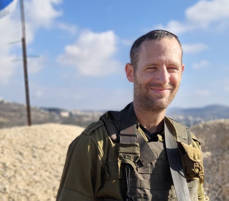 YudaleBen's tweet photo. הריאות שחייבו אותי להתגייס

אני בחור חרדי.

כל החיים שלי היו תורה, תפילה ומשפחה.

בצבא אין לי מניין קבוע, אין לי סדרי לימוד, קשה לשמור על רמת הכשרות ועל אורח החיים התורני שאני חי לפיו.

אך כשהסתכלתי סביבי בשנים האחרונות, וראיתי את המחירים העצומים שאנשים שילמו עבור עם ישראל, הקושי כמעט נעלם.

ההחלטה להתגייס החלה להבשיל במוחי כבר בבוקר השביעי באוקטובר.
כשיצאתי לבית הכנסת לא ידעתי מאום על הטבח שמתרחש חמישה קילומטרים אוויריים מהעיר שבה אני מתגורר, שמועות קלושות והזויות שהתגנבו לאוזנינו נתקלו בחוסר אמון מוחלט.
במהלך התפילה, כשרקטה נפלה ברח' מול בית הכנסת ואף כוח חירום לא הגיע לזירה, התחלנו להפנים שמשהו גדול אכן קורה.
כעבור מספר דקות נשמע לפתע צרור יריות עז, ופתחתי בריצה אחוזת אמוק לביתי, לאשתי ולילדותיי.

הריצה והיום הנורא שבא אחריה לא הרפו ממני, תחושת חוסר האונים וההבנה שבשעה שאחיי נרצחים ונטבחים, אני נס להסתתר בביתי כשאין לי שום דרך לבוא לעזרתם, היכו בי ללא רחם, והמחשבה הראשונית שהמצב לא יכול להמשיך ככה החלה להבליח לתודעתי.

במשך השנה וחצי שבאו לאחר מכן ראיתי שוב ושוב את המחיר שעם ישראל משלם כדי שאני, אשתי ובנותיי נוכל להמשיך לחיות כאן.
ראיתי מאות לוחמים יוצאים מביתם ולא חוזרים אליו עוד.
ראיתי הורים קוברים את ילדיהם.
נשים צעירות הופכות באחת לאלמנות.
ילדים קטנים שיגדלו כשאת אבא הם מכירים בעיקר מתמונות ומסיפורים.
ראיתי בחורים צעירים שכבר קבעו תאריך לחתונה ולא זכו לעמוד תחת החופה.
כאלה שהשאירו אחריהם אישה בהיריון.
וזאת עוד מבלי לדבר על הפצועים בגוף ובנפש, ועוד ועוד.

ככל שחלפו החודשים, השאלה שהחלה להבהב בי באותו בוקר של שמחת תורה הלכה והפכה קשה יותר להשתקה.
ובמאי 2025 קיבלתי החלטה.
סגרתי את המשרד, אותו פתחתי בדם יזע ודמעות, ויצאתי ללשכת הגיוס.

בשל סיבות אישיות, הליך הגיוס התארך הרבה מעבר לצפוי.

במהלכו נפל דבר. 
לפני מספר חודשים, המלחמה נכנסה אל תוך המשפחה שלי ממש.

חמי, עמרם חזן שיח' אב ל־9, התמודד כבר למעלה מעשור עם מחלת ריאות קשה.
בשנים האחרונות מצבו הלך והידרדר, עד שהגיע למצב שבו רק השתלת ריאות יכולה להציל את חייו.
וכך, אט אט, ראינו אותו הולך ונובל אל מול עינינו, 
ותרומה אין.
כבר התחלנו בהליך המורכב של השתלה בארה"ב.

אלא שה' רצה אחרת.
ב־ג׳ בשבט תשפ״ו, 21 בינואר 2026, נפל רס״ם במיל׳ עשהאל באב״ד ז״ל.
עשהאל אב לחמישה, נפצע קשה מס' חודשים קודם בקרב בדרום רצועת עזה ונפטר מפצעיו. 
לאחר מותו, משפחתו בחרה מתוך אצילות נפש לתרום את איבריו ולהציל חיים.

הריאות של עשהאל הושתלו בגופו של חמי והצילו את חייו.

פתאום המחיר של עם ישראל נשם בתוך הבית שלי.

בכל נשימה של חמי יש היום חיים שניתנו לו בזכות לוחם שיצא להגן על עם ישראל ולא שב לביתו, בזכות משפחה שאיבדה בעל ואבא, וברגע הנורא ביותר בחייה בחרה להעניק חיים למשפחה שלי.

קשה לי להסביר במילים מה ההבנה הזאת עשתה לי.
עד אז ביקשתי להתגייס מתוך תחושת ערבות ושותפות. הרגשתי שאינני יכול לעמוד מהצד בשעה שאחיי משלמים מחירים כבדים כל כך. אבל פתאום זה הפך למשהו אחר.
משירות מתוך ערבות ושותפות - לשירות מתוך תחושת חובה מוסרית, אישית, ראשונה במעלה.

אלא שאז נחתה עליי הבנה נוספת חייה מוחשית ובועטת.
הסיפור הזה לא מתחיל ונגמר בחמי.
לא צריך שבכל משפחה יהיה מושתל ריאות שקיבל את חייו מלוחם שנפל, כדי להבין את הדבר הפשוט הבא:

כולנו נושמים היום בזכותם.

אצל חמי אלו הריאות של עשהאל שמכניסות אוויר לגופו.
אצלנו הריאות הן שלנו - אבל האוויר שבתוכן, הבית שאליו אנחנו חוזרים, הילדים שאנחנו משכיבים לישון - כל אלה מתקיימים בזכות אנשים שיצאו להילחם עבורנו, וחלקם לא שבו.

עשהאל מסר את נפשו עבור עם ישראל, ולאחר מותו העניק לחמי את היכולת לנשום.

רבים אחרים מסרו את נפשם כדי שאני ואתם נוכל לנשום.

באוגוסט הקרוב אתחיל את שירותי הסדיר.
וכן, יהיה לי קשה עם מניין, עם כשרות ועם אורח החיים התורני שלי.

אז מה.

אני נושם.