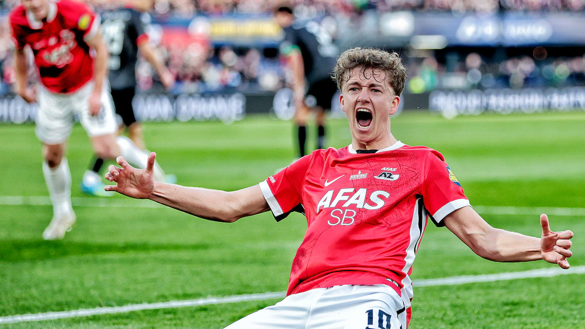 geert_renders's tweet photo. PSV Eindhoven is in negotiations with AZ Alkmaar regarding Sven Mijnans, but the deal is not yet a done deal. Clubs such as RB Leipzig and Juventus have also officially entered the fray this weekend with higher offers for the midfielder. https://t.co/IWv5Wh8w0L