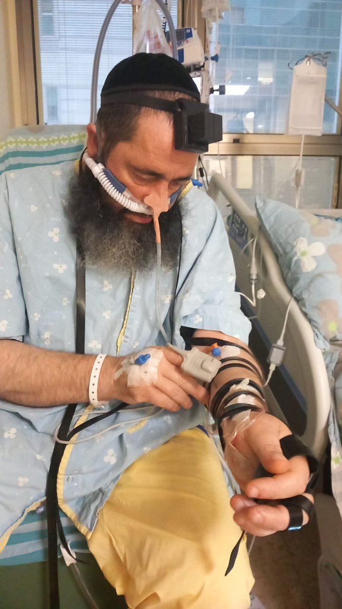 YudaleBen's tweet photo. הריאות שחייבו אותי להתגייס

אני בחור חרדי.

כל החיים שלי היו תורה, תפילה ומשפחה.

בצבא אין לי מניין קבוע, אין לי סדרי לימוד, קשה לשמור על רמת הכשרות ועל אורח החיים התורני שאני חי לפיו.

אך כשהסתכלתי סביבי בשנים האחרונות, וראיתי את המחירים העצומים שאנשים שילמו עבור עם ישראל, הקושי כמעט נעלם.

ההחלטה להתגייס החלה להבשיל במוחי כבר בבוקר השביעי באוקטובר.
כשיצאתי לבית הכנסת לא ידעתי מאום על הטבח שמתרחש חמישה קילומטרים אוויריים מהעיר שבה אני מתגורר, שמועות קלושות והזויות שהתגנבו לאוזנינו נתקלו בחוסר אמון מוחלט.
במהלך התפילה, כשרקטה נפלה ברח' מול בית הכנסת ואף כוח חירום לא הגיע לזירה, התחלנו להפנים שמשהו גדול אכן קורה.
כעבור מספר דקות נשמע לפתע צרור יריות עז, ופתחתי בריצה אחוזת אמוק לביתי, לאשתי ולילדותיי.

הריצה והיום הנורא שבא אחריה לא הרפו ממני, תחושת חוסר האונים וההבנה שבשעה שאחיי נרצחים ונטבחים, אני נס להסתתר בביתי כשאין לי שום דרך לבוא לעזרתם, היכו בי ללא רחם, והמחשבה הראשונית שהמצב לא יכול להמשיך ככה החלה להבליח לתודעתי.

במשך השנה וחצי שבאו לאחר מכן ראיתי שוב ושוב את המחיר שעם ישראל משלם כדי שאני, אשתי ובנותיי נוכל להמשיך לחיות כאן.
ראיתי מאות לוחמים יוצאים מביתם ולא חוזרים אליו עוד.
ראיתי הורים קוברים את ילדיהם.
נשים צעירות הופכות באחת לאלמנות.
ילדים קטנים שיגדלו כשאת אבא הם מכירים בעיקר מתמונות ומסיפורים.
ראיתי בחורים צעירים שכבר קבעו תאריך לחתונה ולא זכו לעמוד תחת החופה.
כאלה שהשאירו אחריהם אישה בהיריון.
וזאת עוד מבלי לדבר על הפצועים בגוף ובנפש, ועוד ועוד.

ככל שחלפו החודשים, השאלה שהחלה להבהב בי באותו בוקר של שמחת תורה הלכה והפכה קשה יותר להשתקה.
ובמאי 2025 קיבלתי החלטה.
סגרתי את המשרד, אותו פתחתי בדם יזע ודמעות, ויצאתי ללשכת הגיוס.

בשל סיבות אישיות, הליך הגיוס התארך הרבה מעבר לצפוי.

במהלכו נפל דבר. 
לפני מספר חודשים, המלחמה נכנסה אל תוך המשפחה שלי ממש.

חמי, עמרם חזן שיח' אב ל־9, התמודד כבר למעלה מעשור עם מחלת ריאות קשה.
בשנים האחרונות מצבו הלך והידרדר, עד שהגיע למצב שבו רק השתלת ריאות יכולה להציל את חייו.
וכך, אט אט, ראינו אותו הולך ונובל אל מול עינינו, 
ותרומה אין.
כבר התחלנו בהליך המורכב של השתלה בארה"ב.

אלא שה' רצה אחרת.
ב־ג׳ בשבט תשפ״ו, 21 בינואר 2026, נפל רס״ם במיל׳ עשהאל באב״ד ז״ל.
עשהאל אב לחמישה, נפצע קשה מס' חודשים קודם בקרב בדרום רצועת עזה ונפטר מפצעיו. 
לאחר מותו, משפחתו בחרה מתוך אצילות נפש לתרום את איבריו ולהציל חיים.

הריאות של עשהאל הושתלו בגופו של חמי והצילו את חייו.

פתאום המחיר של עם ישראל נשם בתוך הבית שלי.

בכל נשימה של חמי יש היום חיים שניתנו לו בזכות לוחם שיצא להגן על עם ישראל ולא שב לביתו, בזכות משפחה שאיבדה בעל ואבא, וברגע הנורא ביותר בחייה בחרה להעניק חיים למשפחה שלי.

קשה לי להסביר במילים מה ההבנה הזאת עשתה לי.
עד אז ביקשתי להתגייס מתוך תחושת ערבות ושותפות. הרגשתי שאינני יכול לעמוד מהצד בשעה שאחיי משלמים מחירים כבדים כל כך. אבל פתאום זה הפך למשהו אחר.
משירות מתוך ערבות ושותפות - לשירות מתוך תחושת חובה מוסרית, אישית, ראשונה במעלה.

אלא שאז נחתה עליי הבנה נוספת חייה מוחשית ובועטת.
הסיפור הזה לא מתחיל ונגמר בחמי.
לא צריך שבכל משפחה יהיה מושתל ריאות שקיבל את חייו מלוחם שנפל, כדי להבין את הדבר הפשוט הבא:

כולנו נושמים היום בזכותם.

אצל חמי אלו הריאות של עשהאל שמכניסות אוויר לגופו.
אצלנו הריאות הן שלנו - אבל האוויר שבתוכן, הבית שאליו אנחנו חוזרים, הילדים שאנחנו משכיבים לישון - כל אלה מתקיימים בזכות אנשים שיצאו להילחם עבורנו, וחלקם לא שבו.

עשהאל מסר את נפשו עבור עם ישראל, ולאחר מותו העניק לחמי את היכולת לנשום.

רבים אחרים מסרו את נפשם כדי שאני ואתם נוכל לנשום.

באוגוסט הקרוב אתחיל את שירותי הסדיר.
וכן, יהיה לי קשה עם מניין, עם כשרות ועם אורח החיים התורני שלי.

אז מה.

אני נושם.