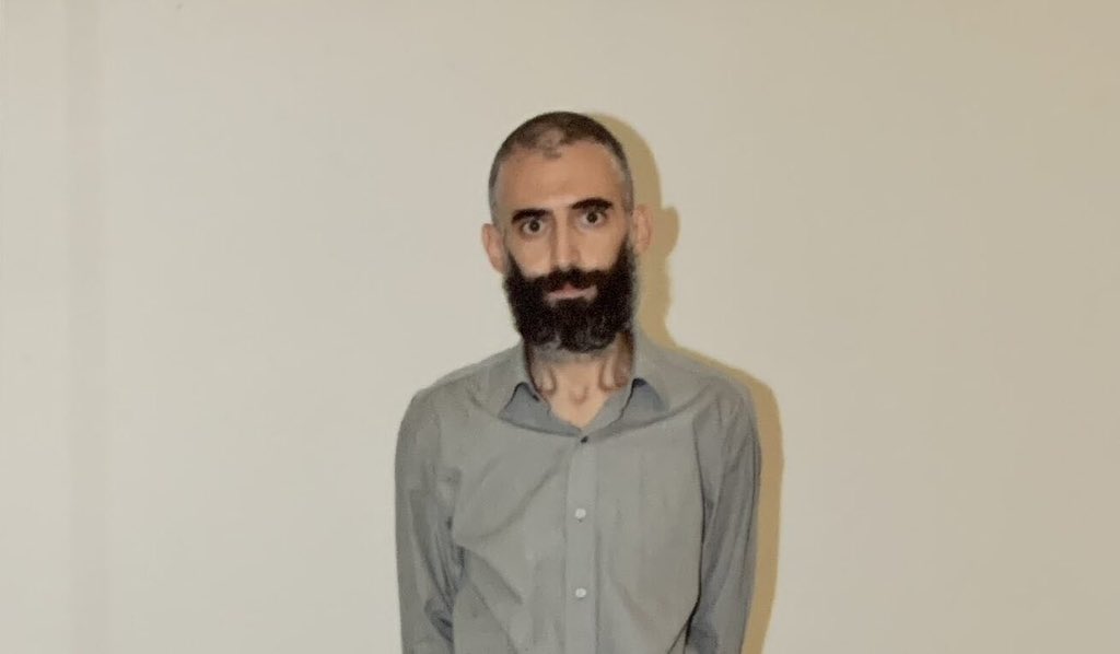 petrocelli1871's tweet photo. Gürkan Türkoğlu…
Aylardır bu fotoğrafı düşünüyorum.
Mahallede top oynadığımız, Erzincanlı Lütfiye ablanın küçük oğlu Gürkan’ın eriyen bedeni, ağaran sakalları, kararlı bakışları ve değişmeyen gözleri rüyalarıma giriyor.
Gürkan, kuyu tiplerine karşı direndi ve alenen katledildi.. https://t.co/7PhxgwMzrT