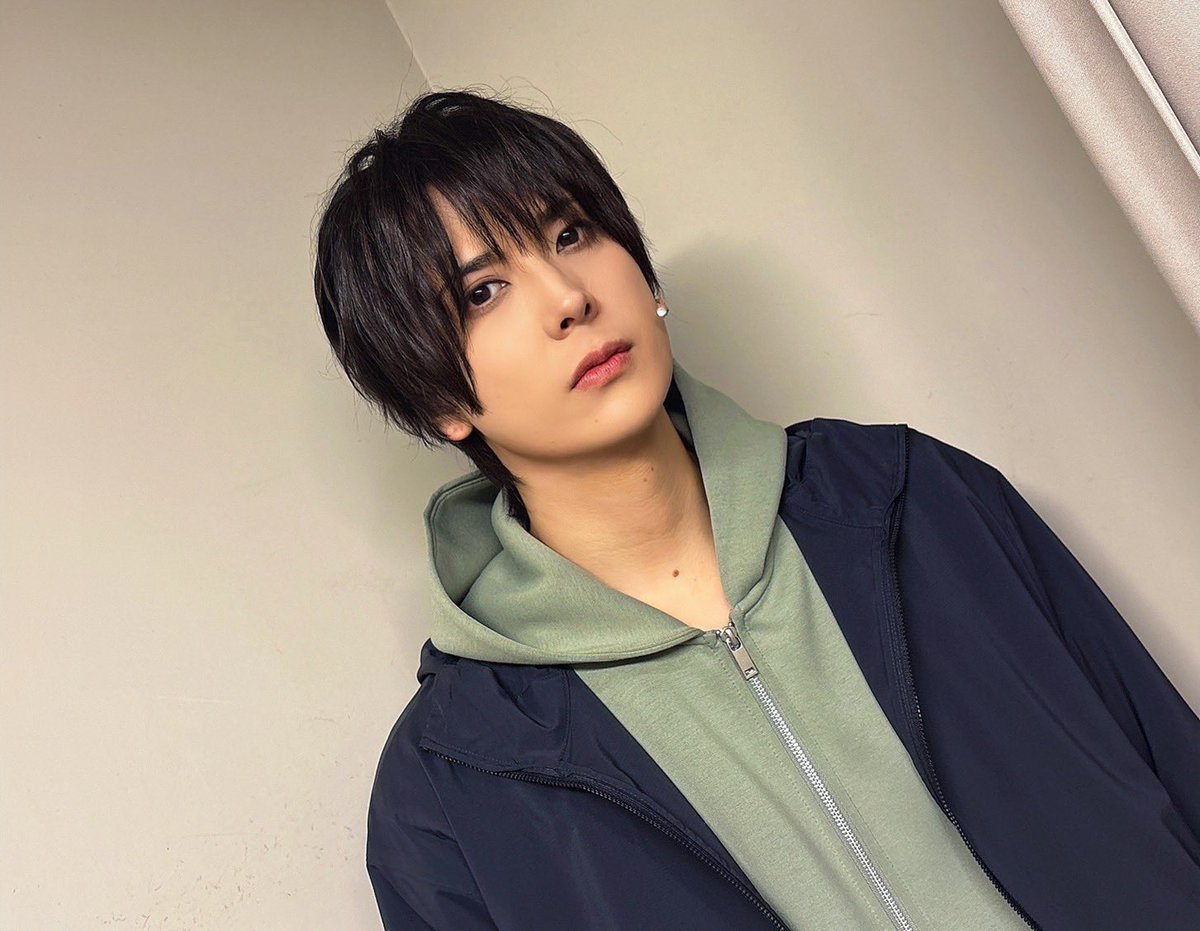 nakadahiroki's tweet photo. ポストできなくてごめんなさい。
この劇場に立つにあたり、自分の中で色々と気持ちの整理をしていて、言葉にして発信するのに少し時間がかかってしまいました。
朗読劇『同姓同名』、無事に千秋楽を迎えることができました。
劇場までご来場いただいた皆様、そして配信で一緒に舞台を見守ってくださった皆様、本当にありがとうございました。
新国立劇場は、四年前に僕が立つはずだった場所です。
躓きそうになった時も、ずっと温かく支え、再びこの場所に導いてくれたのは、他でもない応援してくれるみんなでした。
この四年間、みんなと一緒に一歩ずつ大切な時間を刻んできましたが、僕の心のどこかで「この場所」に対する秒針だけはずっと止まったままでした。
でも今日、千秋楽の幕が下りた時、その止まっていた秒針が再び動き出したのを感じました。
この針が動き始めたことが、本当の意味で、またみんなとの新しい時間を刻むということなんだと思います。
ここから先の未来も、変わらず応援してくれる皆様とともに歩んでいきたい。
これからもこの感謝を胸に、みんなと一緒に新しい景色を見ていけたら嬉しいです。
引き続き、よろしくお願いいたします！