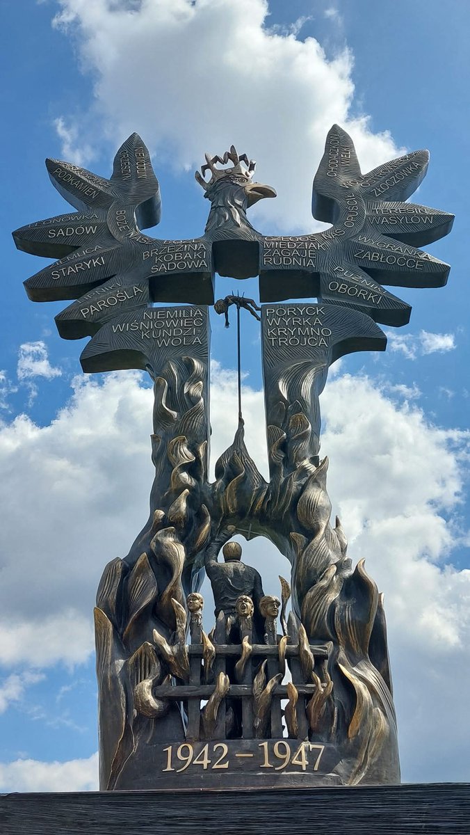 Malgosiazych's tweet photo. Od rana probanderowcy dobrze zainstalowani  w Polsce  krzyczą,  że 🇷🇺FSB https://t.co/L4GZuDHY2J
opublikowala fałszywki dotyczace Wołynia konkretnie Włodzimierza Wołynskiego i wymordowania do 2 tys Polaków oraz ujęcia rzeźnika Wołynia Kłyma Sawura. Głupio twierdzą ze to wbijanie klina między Polskę a Ukrainę ( @tvp_info).
Przytaczam wiec tym wszystkim dbajacym o ukrainską rację stanu i tuszowanie ludobójstwa,  relację jaka zachowała się na temat bestialskich  mordów które UPA przeprowadziła we współpracy z Niemcami we Włodzimierzu.
 Na ścianie pamięci w Domostawie znajduje się już Włodzimierz Wołyński dlaczego w bazie @ipngovpl brak - to duże zaniedbanie. Może w końcu uwzględnią tym bardziej że przedstawiam polskie źródła. Co robi państwo polskie.
"Po ucieczce części Polaków z Mohylna do Włodzimierza Wołyńskiego, upowcy postanowili i tam ich dopaść. „Przekupili dostawą wędlin, bimbru i pieniędzy Niemców, którzy w umówionym dniu w określonej porze oddali im we władanie całą ulicę Lotniczą  […] W tym czasie banderowcy, którzy przyjechali na ulicę Lotniczą ogromną ilością sań, wywlekali Polaków na całej jej długości. Schwytanych wiązali i układali jak snopy na saniach. Rozlegał się płacz i narzekanie. Przywiązywani do sań jęczeli. Było co najmniej 30 sań, na każdych ułożono od pięciu do dziesięciu osób. Polacy kopiący okopy pytali Niemców, co się dzieje. Niemcy odpowiadali, że nic się im nie stanie. Wreszcie przy całkowitej obojętności Niemców przerażający tabor odjechał. W ich obecności banderowcy nie zamordowali nikogo. Widocznie taka była umowa miedzy nimi. Żadna z osób zabranych z ulicy Lotniczej tego dnia nigdy nie powróciła. Los, jaki zgotowali im upowcy, poznaliśmy dzięki relacji kumy Panasiewiczowej, chrzestnej mojej mamy. Ona nadal przychodziła do nas do Włodzimierza i dzięki Niej wiemy, co dalej się wydarzyło. Już przy wyjeździe z miasta część Polaków została przywiązana do sań za głowy lub za nogi i tak wleczona aż do Mohylna.