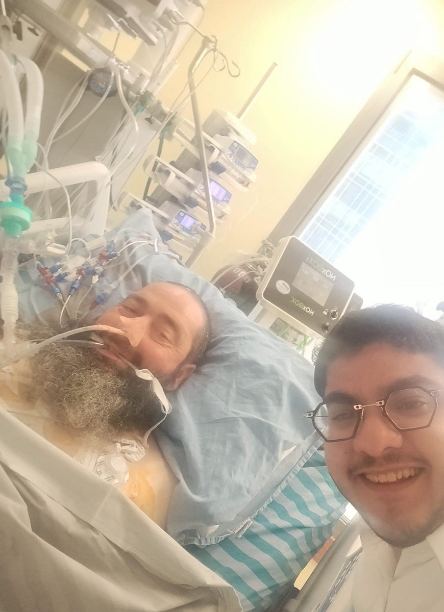 YudaleBen's tweet photo. הריאות שחייבו אותי להתגייס

אני בחור חרדי.

כל החיים שלי היו תורה, תפילה ומשפחה.

בצבא אין לי מניין קבוע, אין לי סדרי לימוד, קשה לשמור על רמת הכשרות ועל אורח החיים התורני שאני חי לפיו.

אך כשהסתכלתי סביבי בשנים האחרונות, וראיתי את המחירים העצומים שאנשים שילמו עבור עם ישראל, הקושי כמעט נעלם.

ההחלטה להתגייס החלה להבשיל במוחי כבר בבוקר השביעי באוקטובר.
כשיצאתי לבית הכנסת לא ידעתי מאום על הטבח שמתרחש חמישה קילומטרים אוויריים מהעיר שבה אני מתגורר, שמועות קלושות והזויות שהתגנבו לאוזנינו נתקלו בחוסר אמון מוחלט.
במהלך התפילה, כשרקטה נפלה ברח' מול בית הכנסת ואף כוח חירום לא הגיע לזירה, התחלנו להפנים שמשהו גדול אכן קורה.
כעבור מספר דקות נשמע לפתע צרור יריות עז, ופתחתי בריצה אחוזת אמוק לביתי, לאשתי ולילדותיי.

הריצה והיום הנורא שבא אחריה לא הרפו ממני, תחושת חוסר האונים וההבנה שבשעה שאחיי נרצחים ונטבחים, אני נס להסתתר בביתי כשאין לי שום דרך לבוא לעזרתם, היכו בי ללא רחם, והמחשבה הראשונית שהמצב לא יכול להמשיך ככה החלה להבליח לתודעתי.

במשך השנה וחצי שבאו לאחר מכן ראיתי שוב ושוב את המחיר שעם ישראל משלם כדי שאני, אשתי ובנותיי נוכל להמשיך לחיות כאן.
ראיתי מאות לוחמים יוצאים מביתם ולא חוזרים אליו עוד.
ראיתי הורים קוברים את ילדיהם.
נשים צעירות הופכות באחת לאלמנות.
ילדים קטנים שיגדלו כשאת אבא הם מכירים בעיקר מתמונות ומסיפורים.
ראיתי בחורים צעירים שכבר קבעו תאריך לחתונה ולא זכו לעמוד תחת החופה.
כאלה שהשאירו אחריהם אישה בהיריון.
וזאת עוד מבלי לדבר על הפצועים בגוף ובנפש, ועוד ועוד.

ככל שחלפו החודשים, השאלה שהחלה להבהב בי באותו בוקר של שמחת תורה הלכה והפכה קשה יותר להשתקה.
ובמאי 2025 קיבלתי החלטה.
סגרתי את המשרד, אותו פתחתי בדם יזע ודמעות, ויצאתי ללשכת הגיוס.

בשל סיבות אישיות, הליך הגיוס התארך הרבה מעבר לצפוי.

במהלכו נפל דבר. 
לפני מספר חודשים, המלחמה נכנסה אל תוך המשפחה שלי ממש.

חמי, עמרם חזן שיח' אב ל־9, התמודד כבר למעלה מעשור עם מחלת ריאות קשה.
בשנים האחרונות מצבו הלך והידרדר, עד שהגיע למצב שבו רק השתלת ריאות יכולה להציל את חייו.
וכך, אט אט, ראינו אותו הולך ונובל אל מול עינינו, 
ותרומה אין.
כבר התחלנו בהליך המורכב של השתלה בארה"ב.

אלא שה' רצה אחרת.
ב־ג׳ בשבט תשפ״ו, 21 בינואר 2026, נפל רס״ם במיל׳ עשהאל באב״ד ז״ל.
עשהאל אב לחמישה, נפצע קשה מס' חודשים קודם בקרב בדרום רצועת עזה ונפטר מפצעיו. 
לאחר מותו, משפחתו בחרה מתוך אצילות נפש לתרום את איבריו ולהציל חיים.

הריאות של עשהאל הושתלו בגופו של חמי והצילו את חייו.

פתאום המחיר של עם ישראל נשם בתוך הבית שלי.

בכל נשימה של חמי יש היום חיים שניתנו לו בזכות לוחם שיצא להגן על עם ישראל ולא שב לביתו, בזכות משפחה שאיבדה בעל ואבא, וברגע הנורא ביותר בחייה בחרה להעניק חיים למשפחה שלי.

קשה לי להסביר במילים מה ההבנה הזאת עשתה לי.
עד אז ביקשתי להתגייס מתוך תחושת ערבות ושותפות. הרגשתי שאינני יכול לעמוד מהצד בשעה שאחיי משלמים מחירים כבדים כל כך. אבל פתאום זה הפך למשהו אחר.
משירות מתוך ערבות ושותפות - לשירות מתוך תחושת חובה מוסרית, אישית, ראשונה במעלה.

אלא שאז נחתה עליי הבנה נוספת חייה מוחשית ובועטת.
הסיפור הזה לא מתחיל ונגמר בחמי.
לא צריך שבכל משפחה יהיה מושתל ריאות שקיבל את חייו מלוחם שנפל, כדי להבין את הדבר הפשוט הבא:

כולנו נושמים היום בזכותם.

אצל חמי אלו הריאות של עשהאל שמכניסות אוויר לגופו.
אצלנו הריאות הן שלנו - אבל האוויר שבתוכן, הבית שאליו אנחנו חוזרים, הילדים שאנחנו משכיבים לישון - כל אלה מתקיימים בזכות אנשים שיצאו להילחם עבורנו, וחלקם לא שבו.

עשהאל מסר את נפשו עבור עם ישראל, ולאחר מותו העניק לחמי את היכולת לנשום.

רבים אחרים מסרו את נפשם כדי שאני ואתם נוכל לנשום.

באוגוסט הקרוב אתחיל את שירותי הסדיר.
וכן, יהיה לי קשה עם מניין, עם כשרות ועם אורח החיים התורני שלי.

אז מה.

אני נושם.