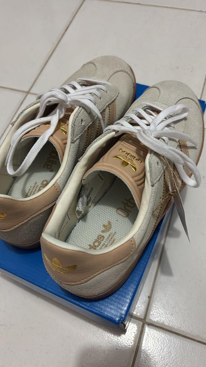 dumpyapping's tweet photo. @selling0account preloved adidas gazelle J ukuran 37 1/3. baru sekali pake dan masih ada tagnya, 750k masih bisa di nego yaa🙌🏻 https://t.co/DKXkTK9Zk6