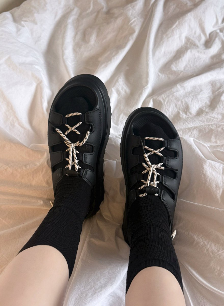 pinkmoxhi's tweet photo. #광고 #RT이벤트 with UGG

#rt 추첨을 통해 어그 골든글로우 토글을 보내드려요!

어그 샌들은 처음 신어보는데 너무 예뻐요 . . 🪽

저 끈으로 커스텀 가능해서 좋고
아무 여름 코디에서나 포인트 주기 좋아서 추천 !

심지어 통굽인데 하루종일 걸어도 발 하나도 안아픔

UGG 골든글로우 스코퍼 샌들 (black)
▫️ https://t.co/YhFY31CZQQ