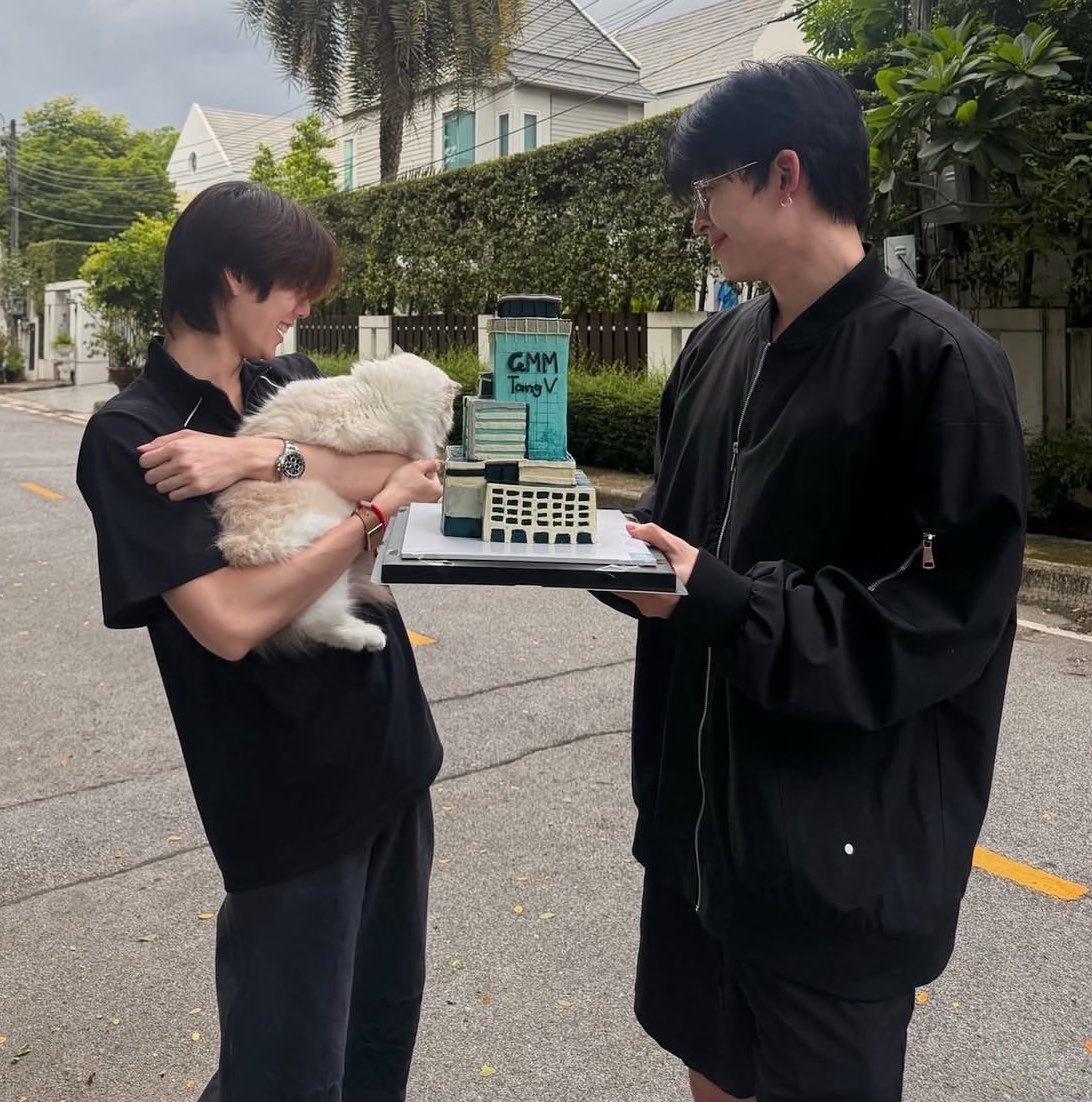 solitudeias's tweet photo. THE😭EYES😭THE😭SMILES😭THE😭HANABI😭MUNGKIN😭INI😭HARI😭KEMENANGAN😭GUA😭MAKASIH😭POND😭PHUWIN😭UDAH😭PACARAN😭 https://t.co/OY2v9mSqqq