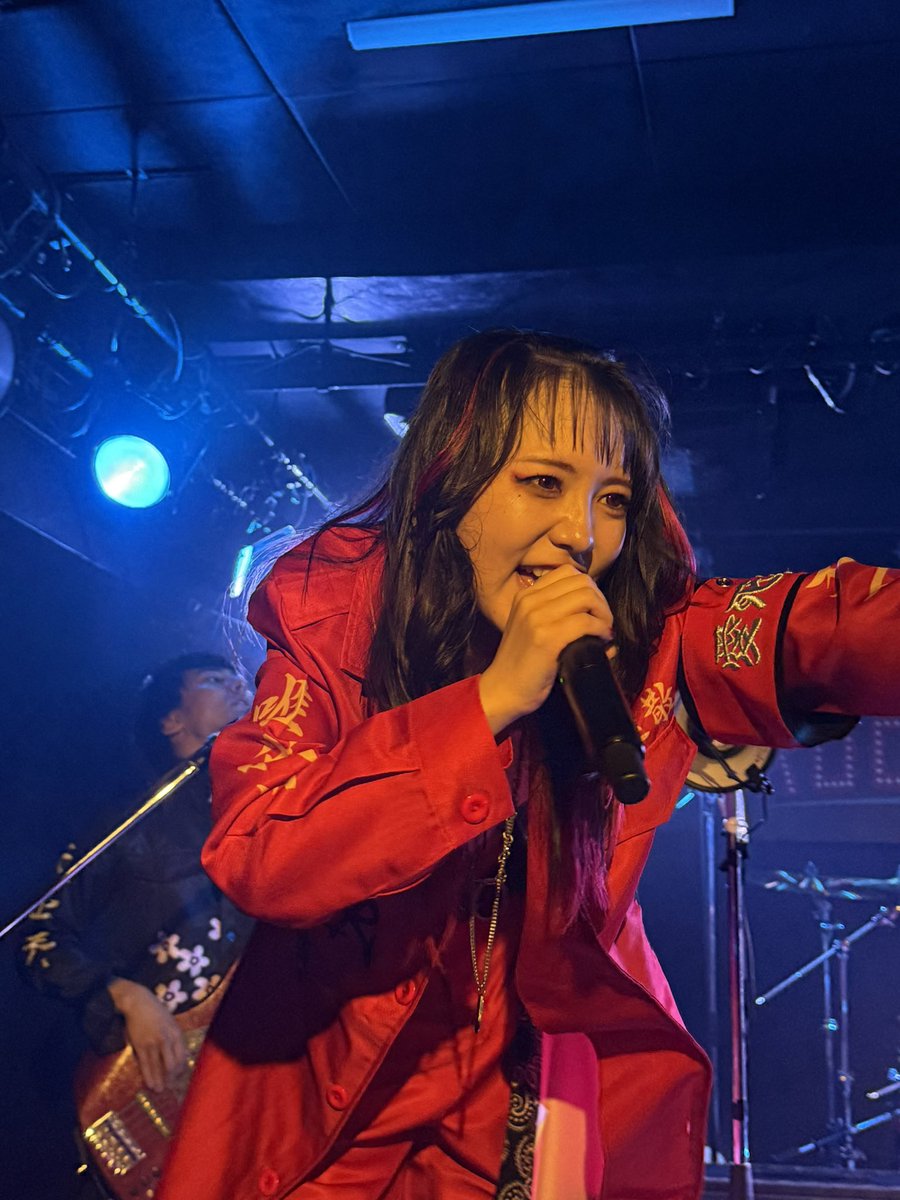 hide_awaLT's tweet photo. 7/5(日) 仙台ROCKATERIA
「RED HEAT POWER DX
～夏だ！灼熱だ！ぶち上がっちゃる！～」

午前中はLihoさんに癒やされて、午後は灼熱🔥

キャラはブレ気味でしたが、歌声はキレ味が増してた！まだまだ進化途中の総長😎

　　🙌最&amp;高！最強🙌

#総長 #血夜流 #灼熱 https://t.co/yk5zbNeHAc