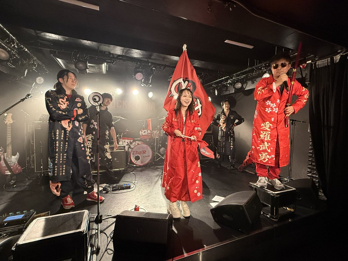 hide_awaLT's tweet photo. 7/5(日) 仙台ROCKATERIA
「RED HEAT POWER DX
～夏だ！灼熱だ！ぶち上がっちゃる！～」

午前中はLihoさんに癒やされて、午後は灼熱🔥

キャラはブレ気味でしたが、歌声はキレ味が増してた！まだまだ進化途中の総長😎

　　🙌最&amp;高！最強🙌

#総長 #血夜流 #灼熱 https://t.co/yk5zbNeHAc