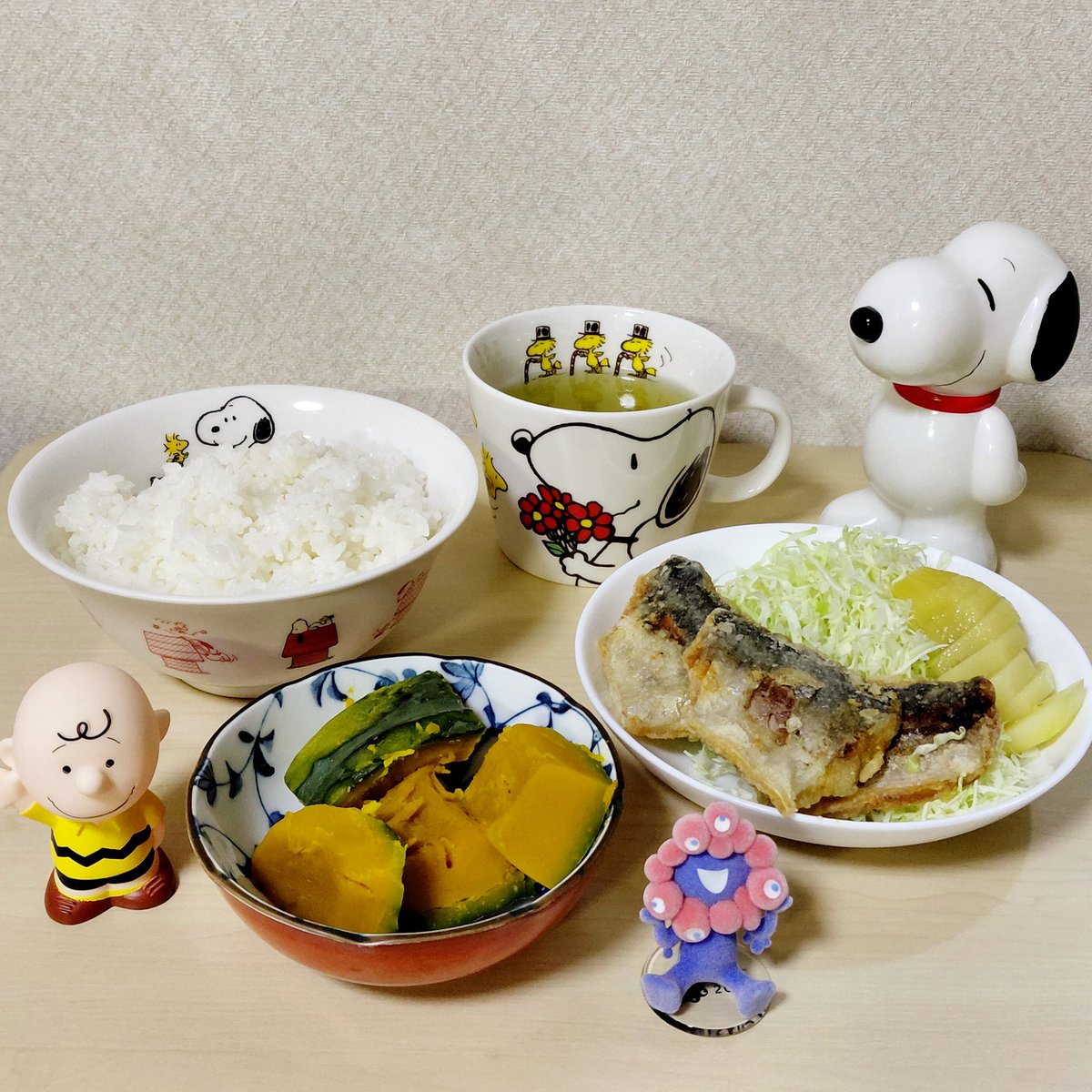 AEUG_Quattro's tweet photo. キユーピー2時間クッキング๑ꇐ·͜·ꇐ ๑

今日はアジのムニエルとかぼちゃの煮物を作ったよ😆✨

かぼちゃは種とわたを取り除いたあと角切りにして丁寧に面取りをしました😊
今日は気分を変えてキウイフルーツです😋

今日もラーメン鉢でご飯を2つ✨
いただきまーす😆🍚🍚

#おうちごはん #晩ごはん https://t.co/Ub6131kSZ3